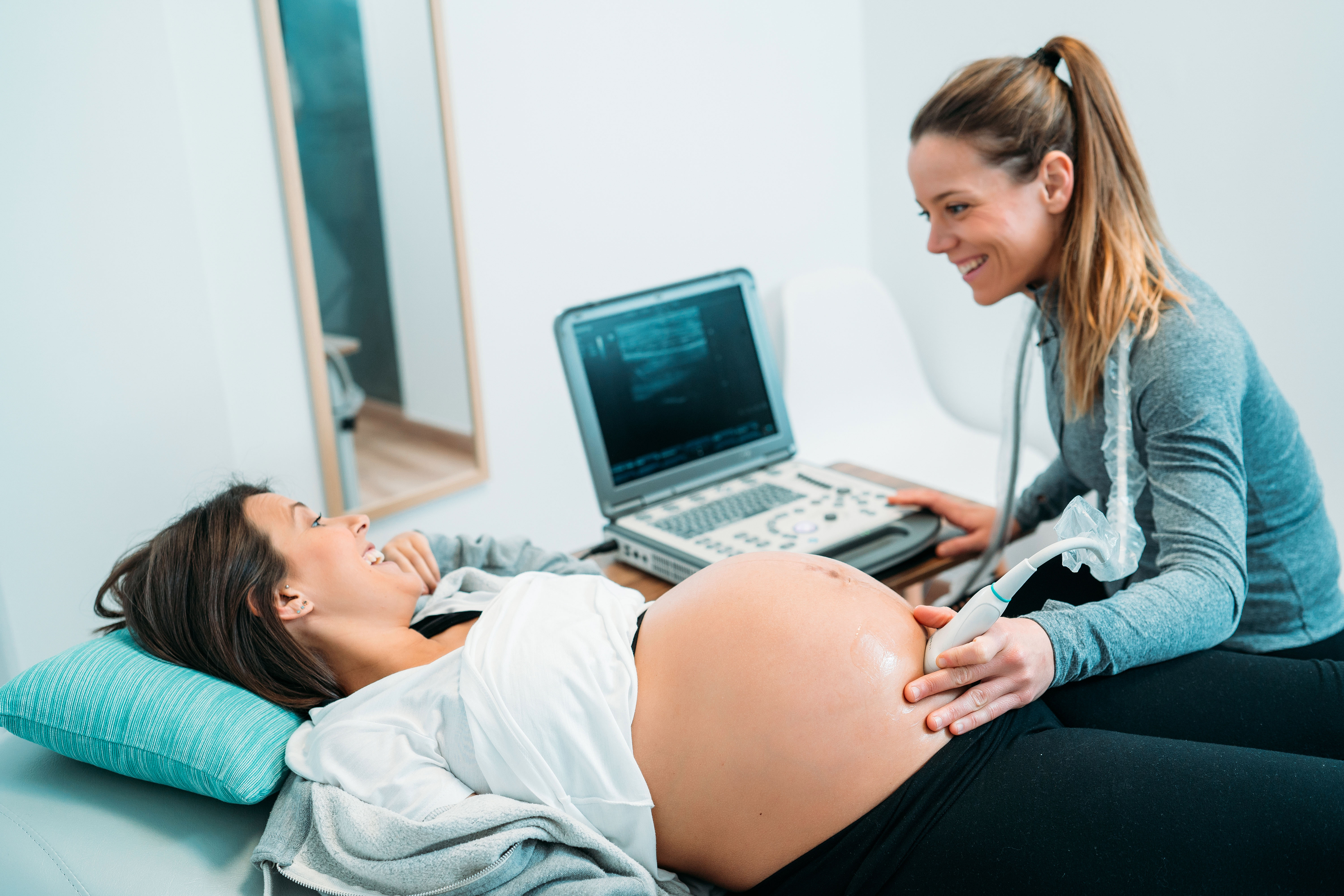 Pregnant women having an ultrasound