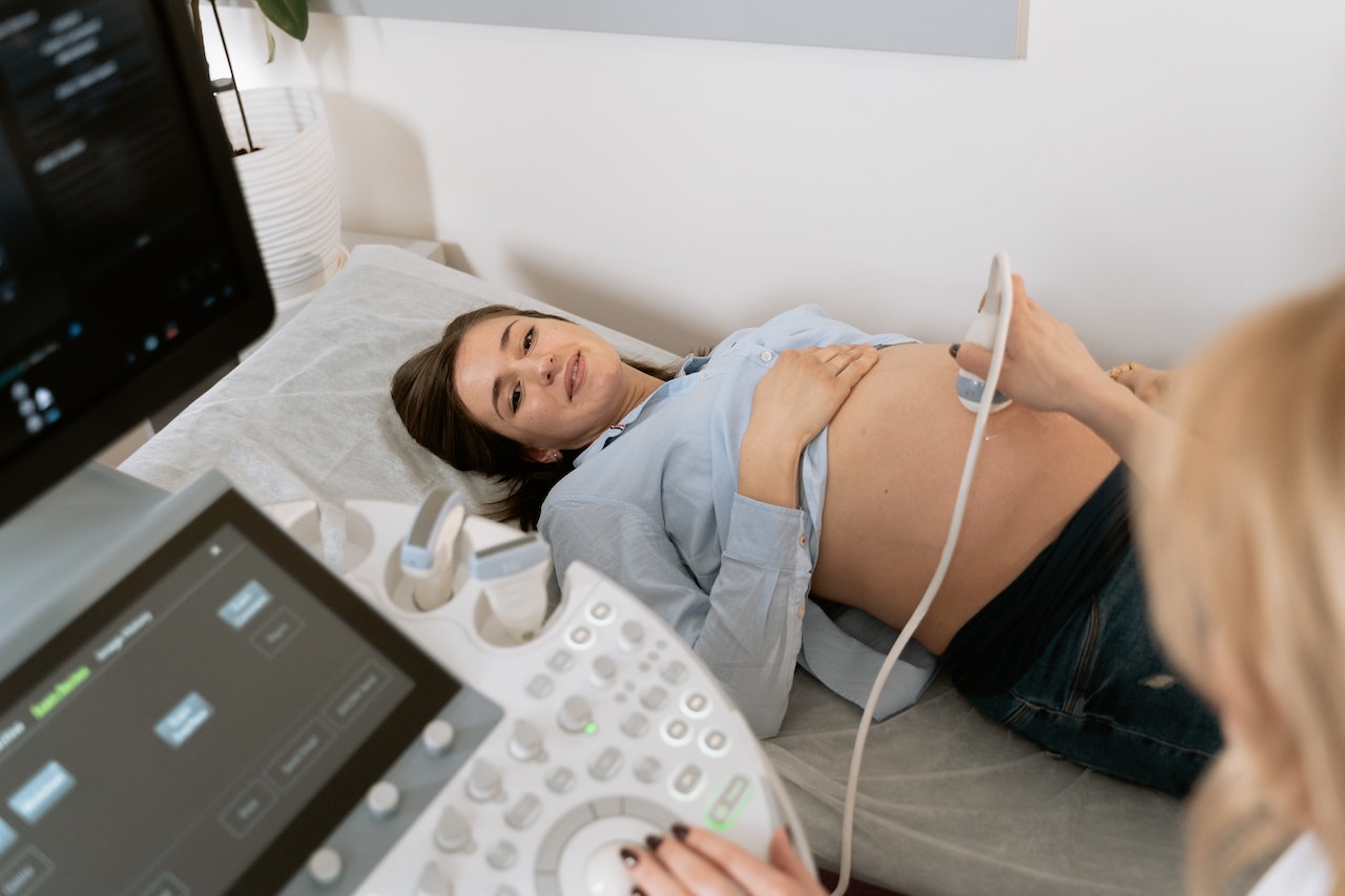 Pregnant women having an ultrasound.