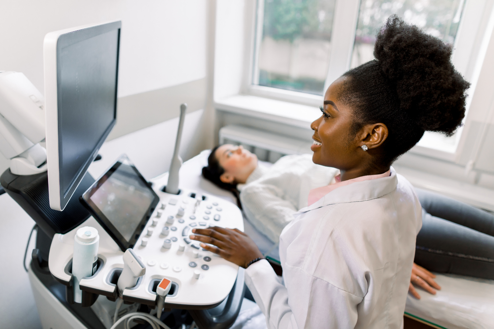 A sonographer giving an ultrasound to a pregnant patient 