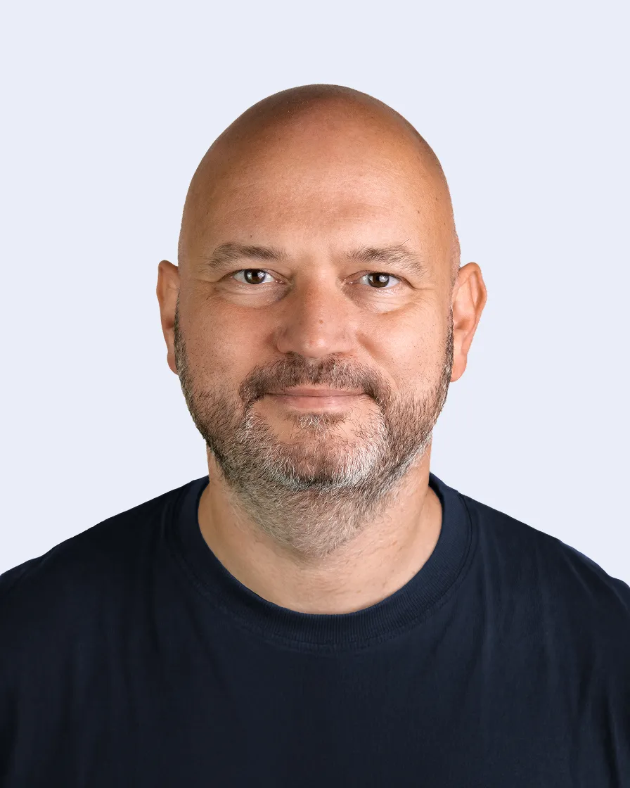Portrait of Sebastian smiling confidently, showcasing his role as a CTO coach