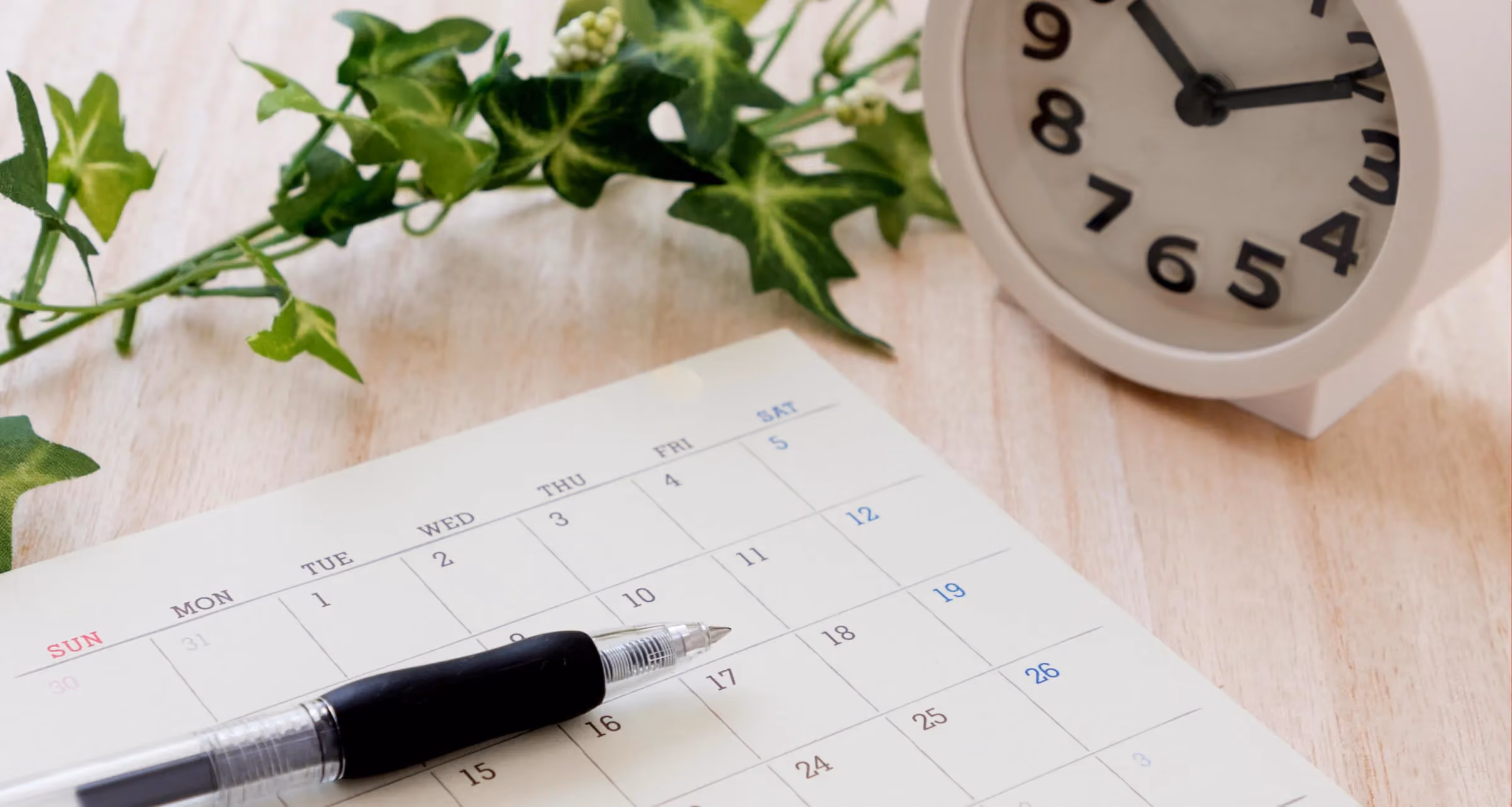 a pen and calendar on a desk