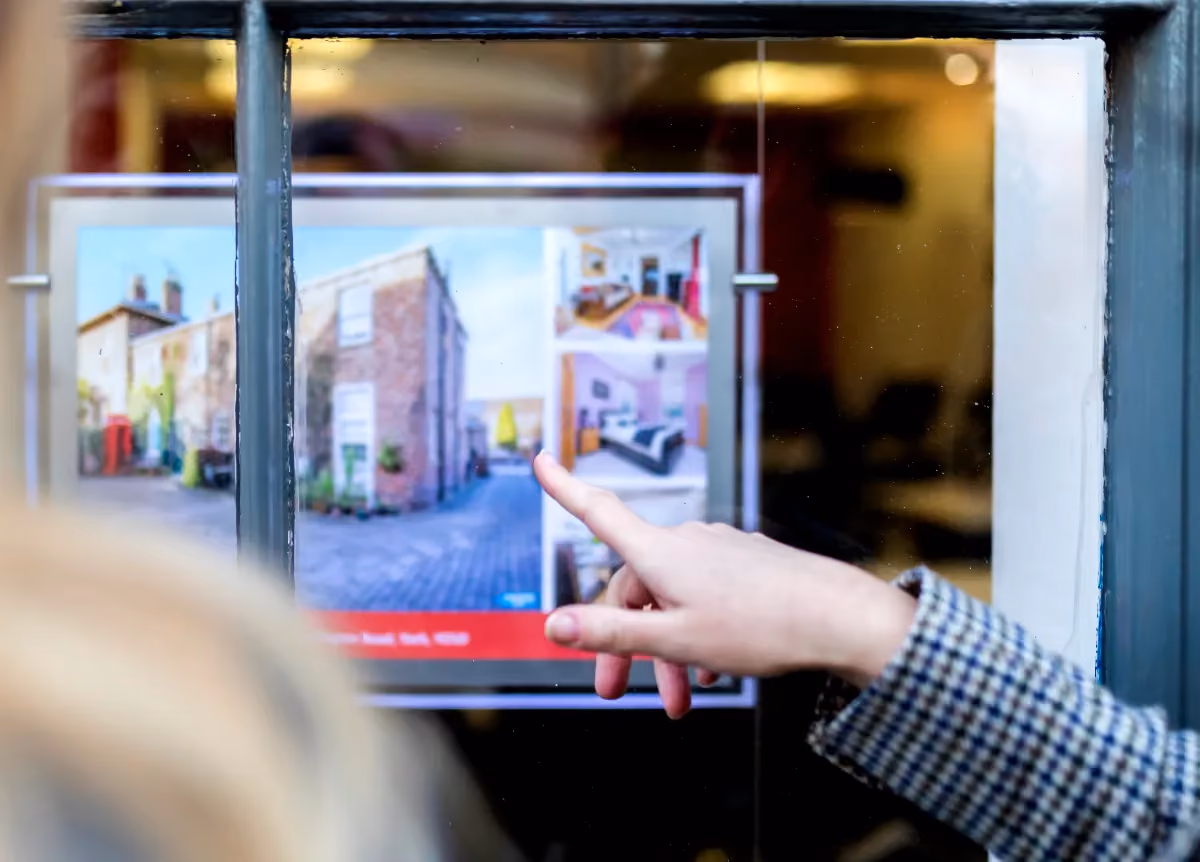 A letting agency window with one property in it