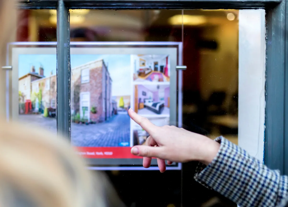 A letting agency window with one property in it