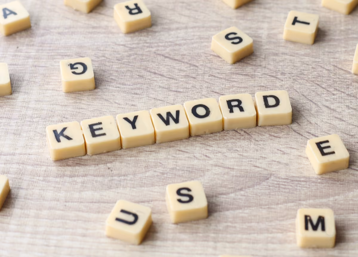 The word "keyword" spelled with Scrabble tiles