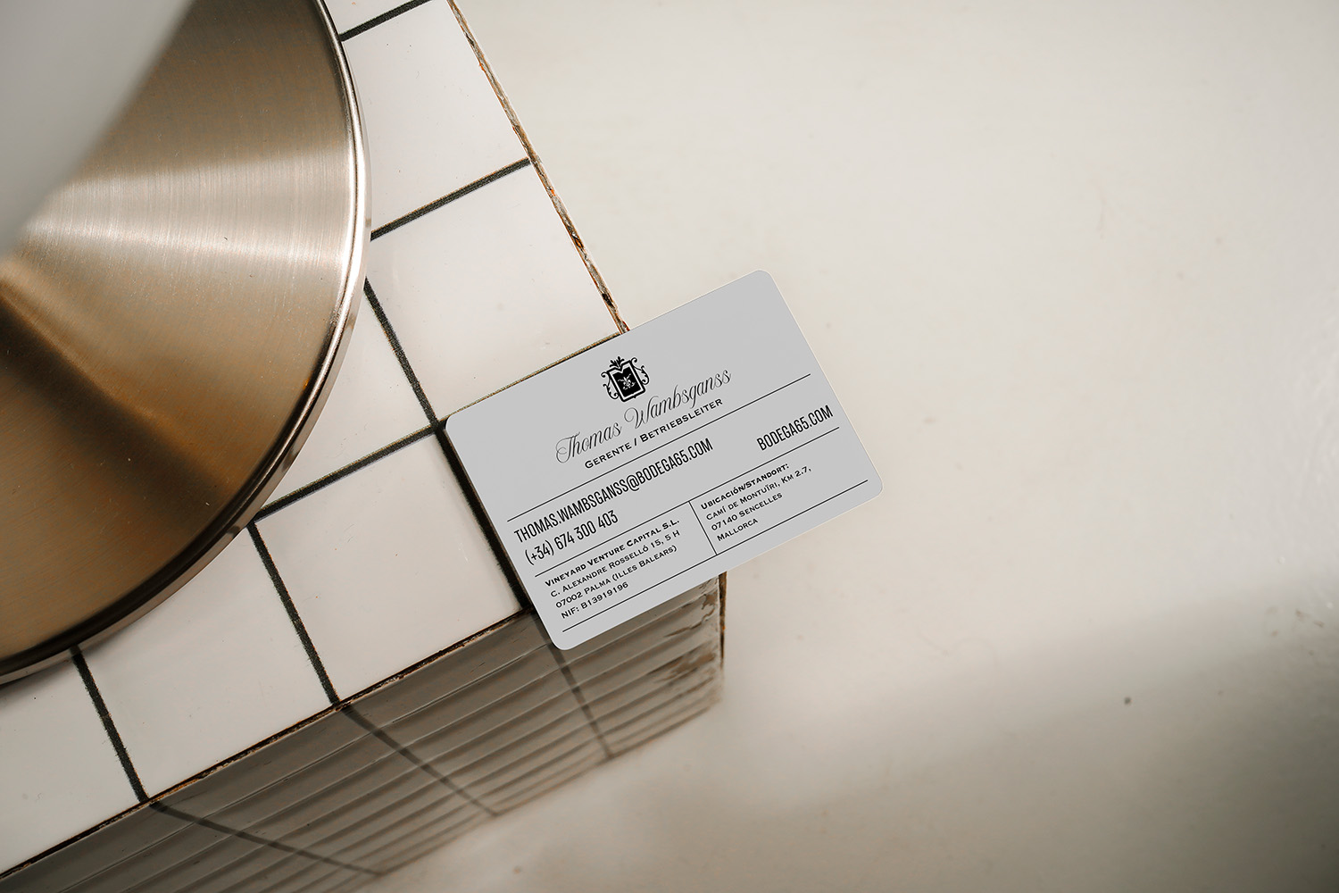 Tarjeta de presentación Bodega 65 con puput mallorquín — identidad visual por Indigo Estudio