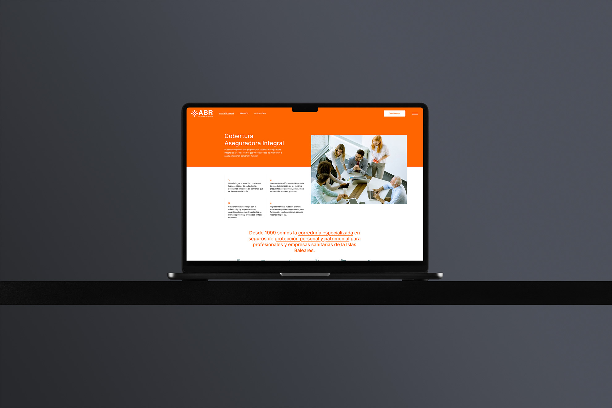 Web ABR Seguros en mockup MacBook Air — diseño por Indigo Estudio