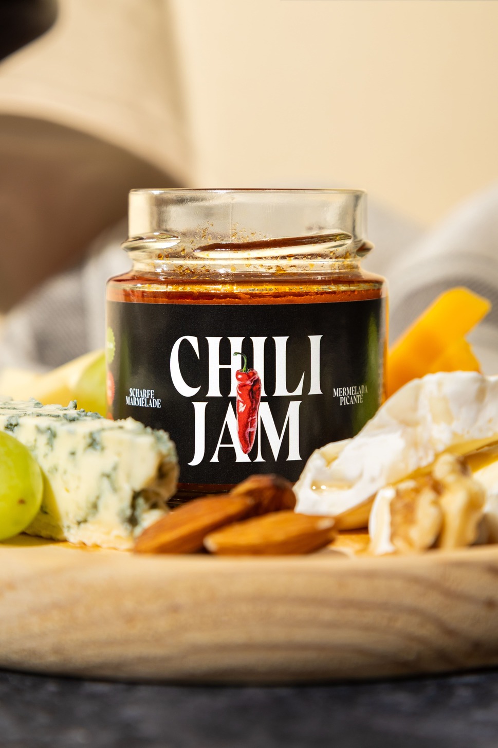 Botella Chili Jam en mesa — fotografía de producto por Steven Moreno Indigo Estudio