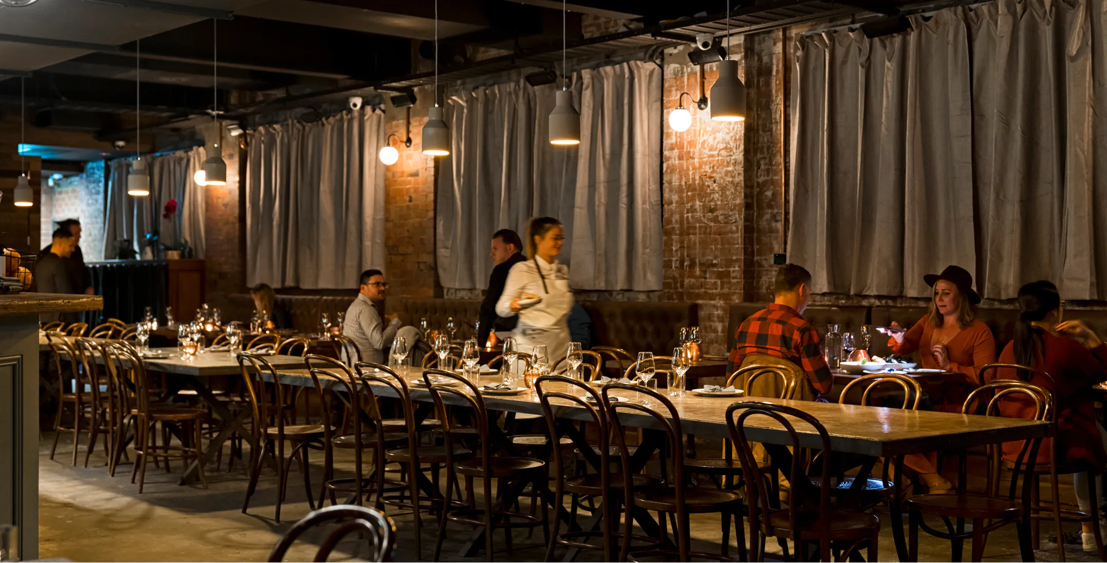 A Beautifull decorative hotel pic while people are eating the food.