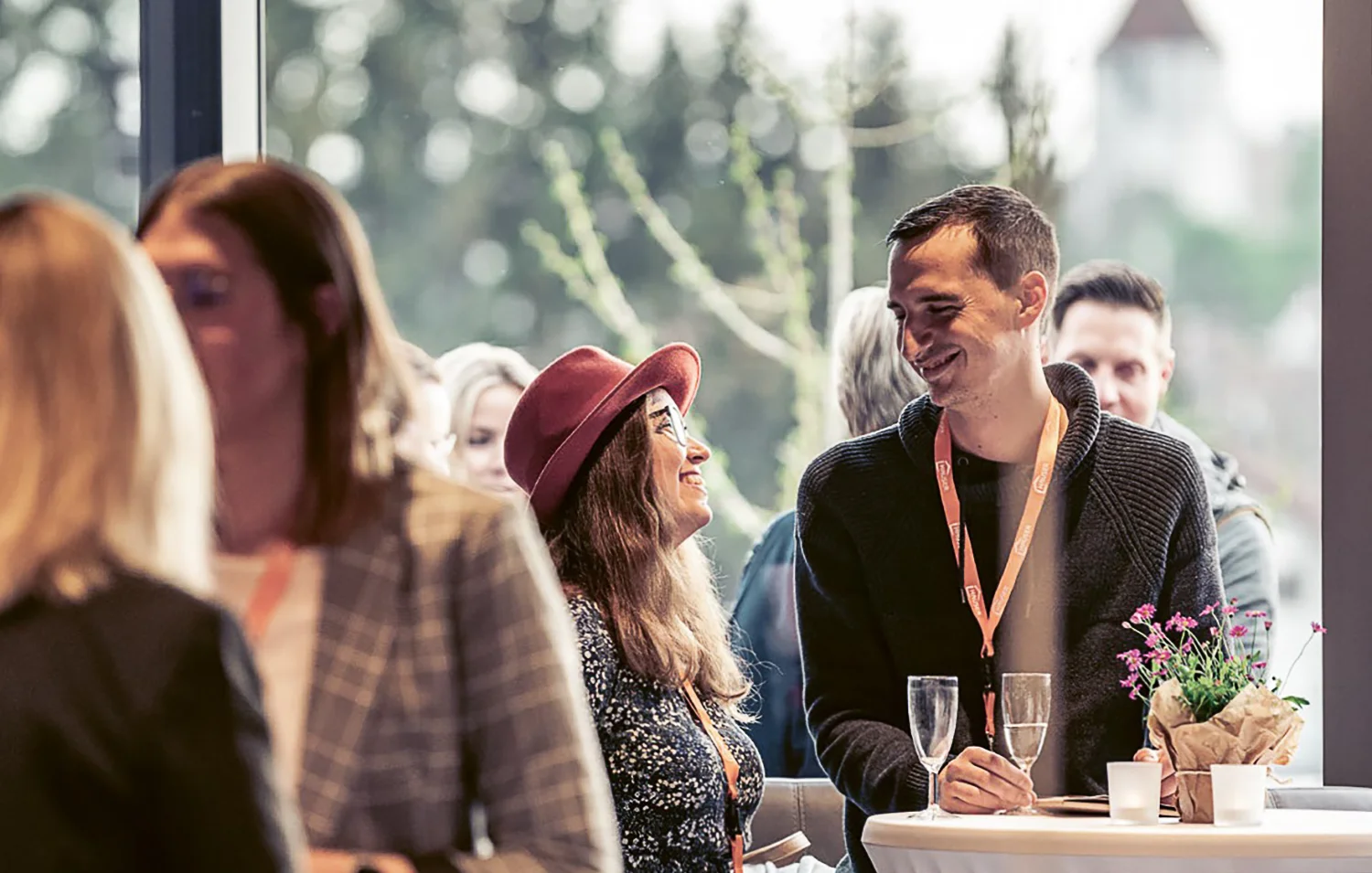 freundliche Personen im Gespäch als Teaser für die Dahoam-Sonntag Seite von Hauser Massivbau