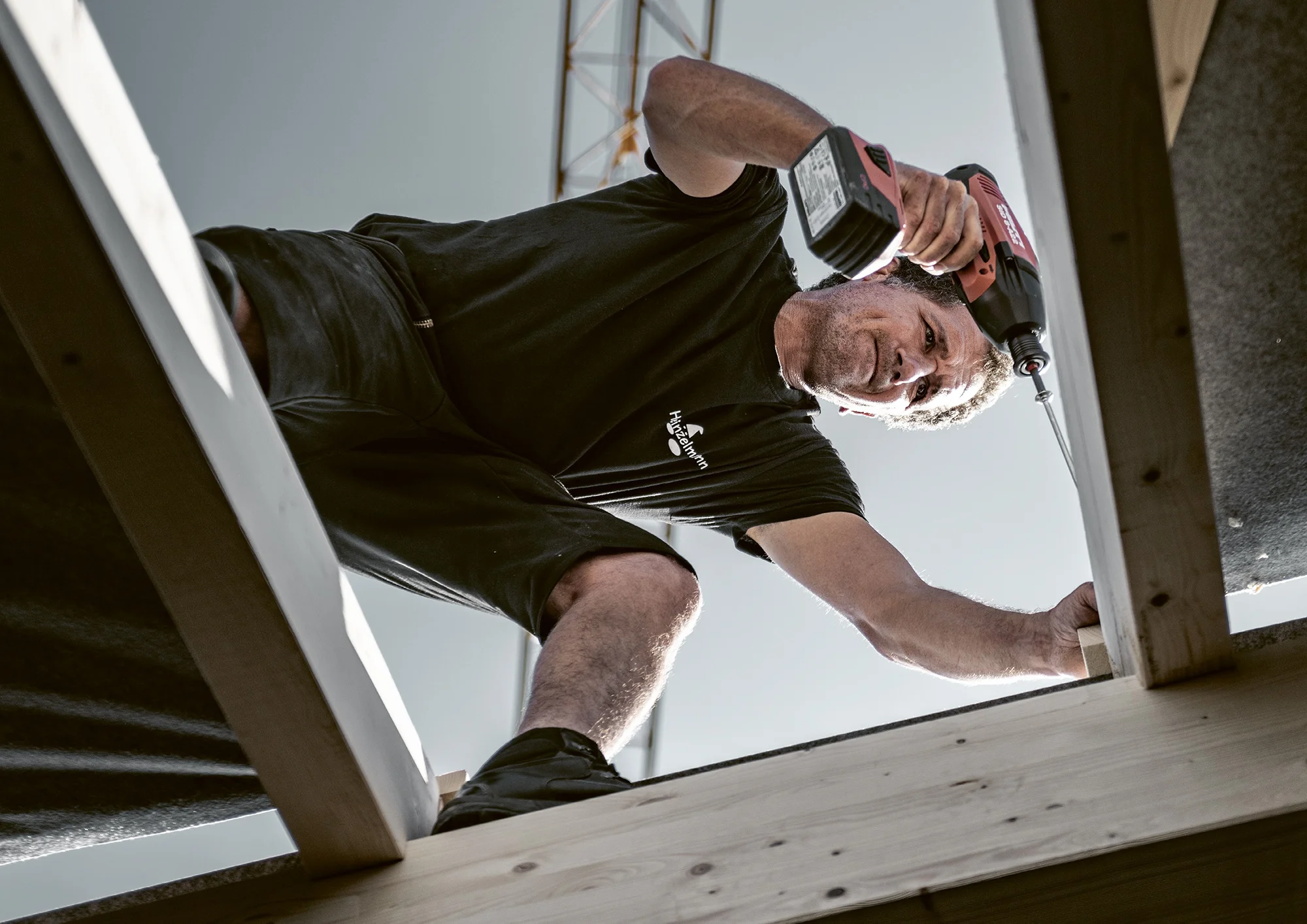 Dachdecker verschraubt Dachelement.