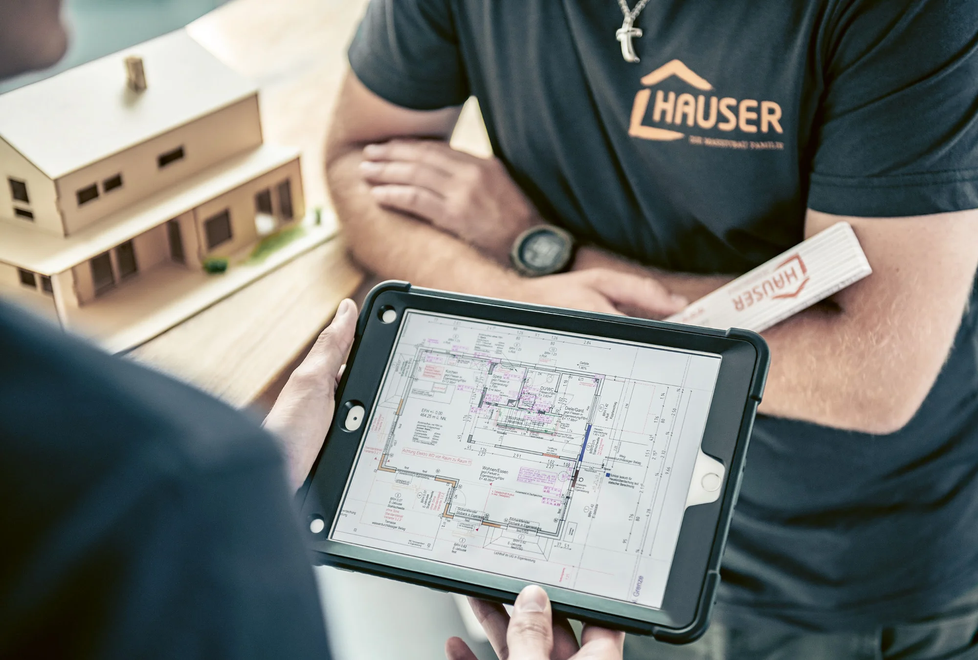 Schulterblick auf iPad mit Bauzeichnung.