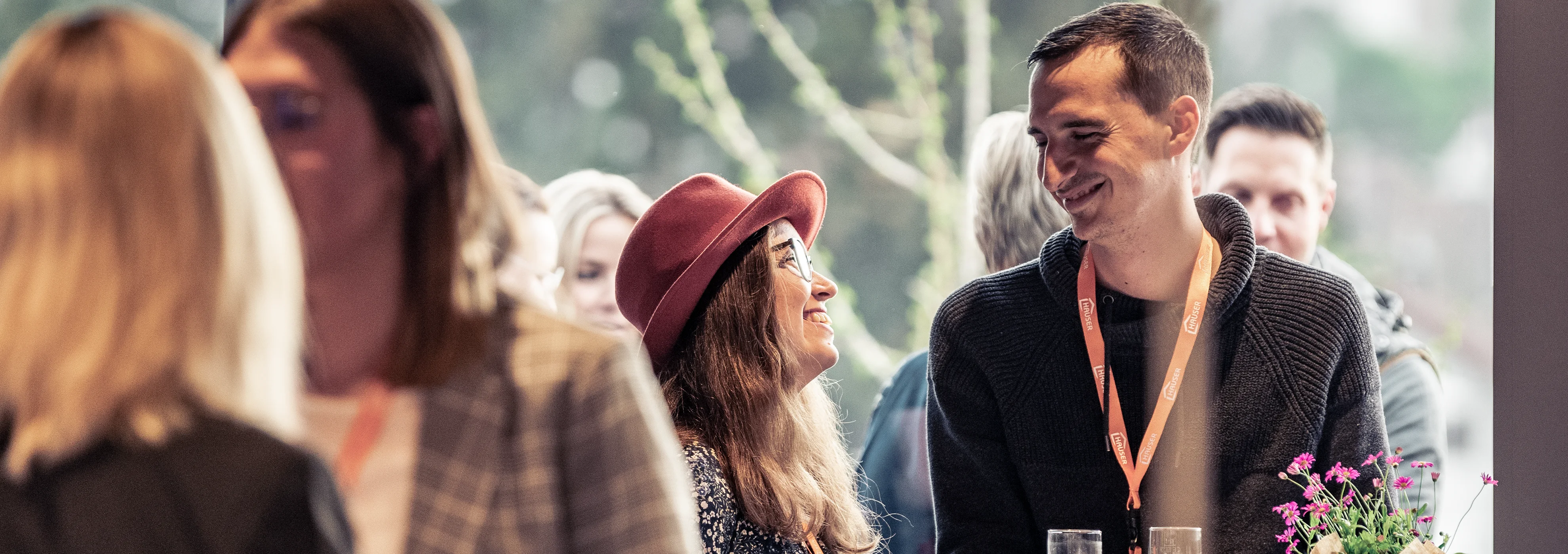 Menschen unterhalten sich.