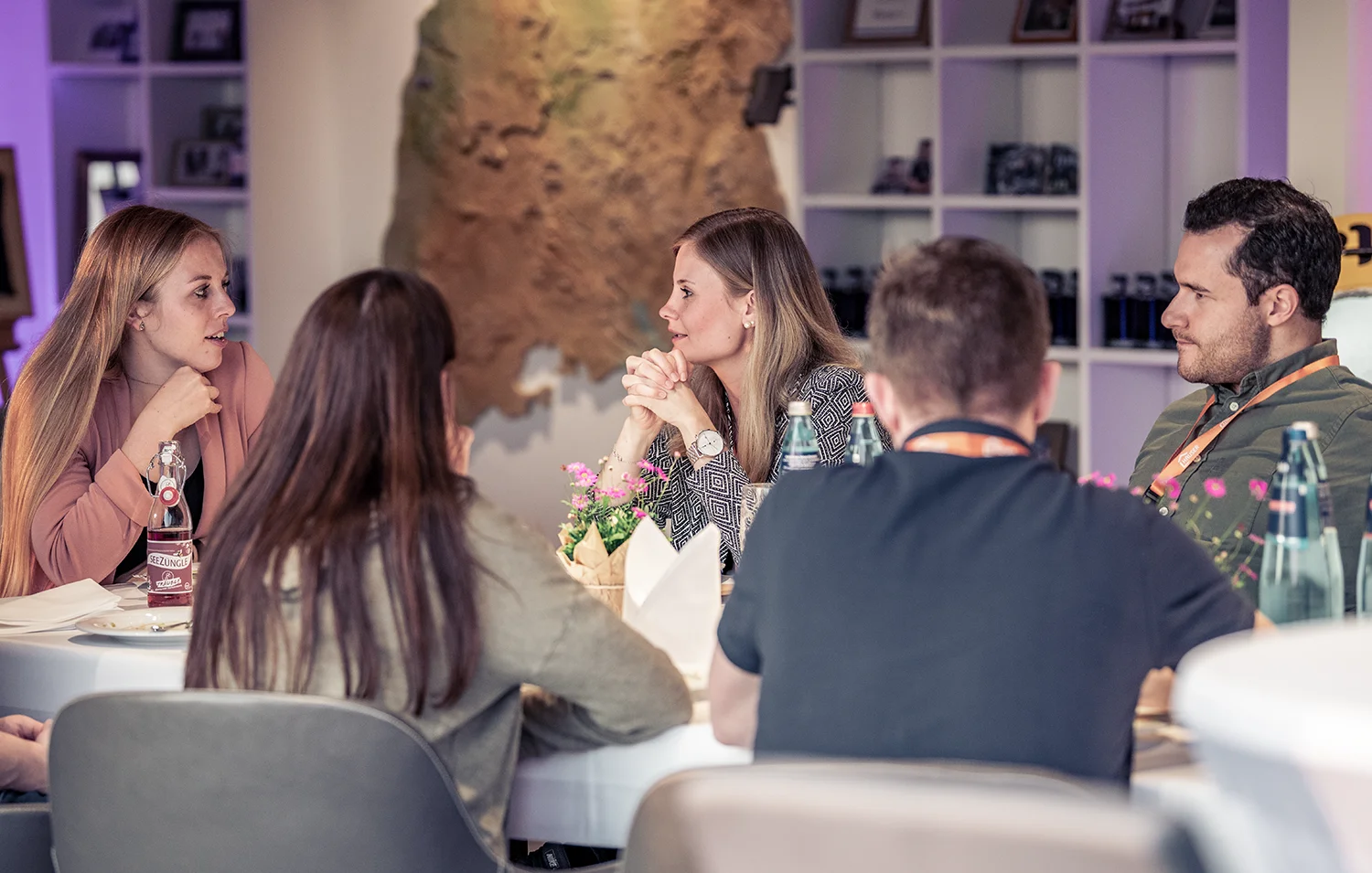 Bauherren von HAUSER unterhalten sich an festlich gedecktem Tisch.