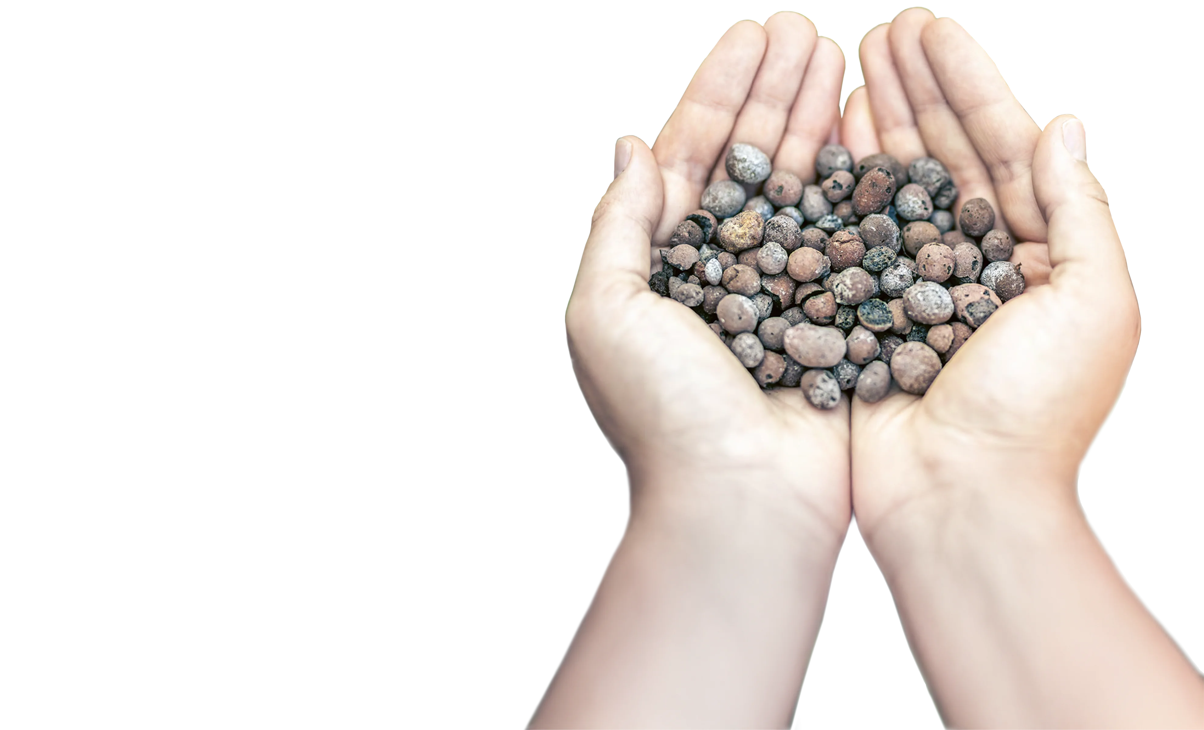 Hände, die Mineralbaustoffe in den Handflächen zeigen.