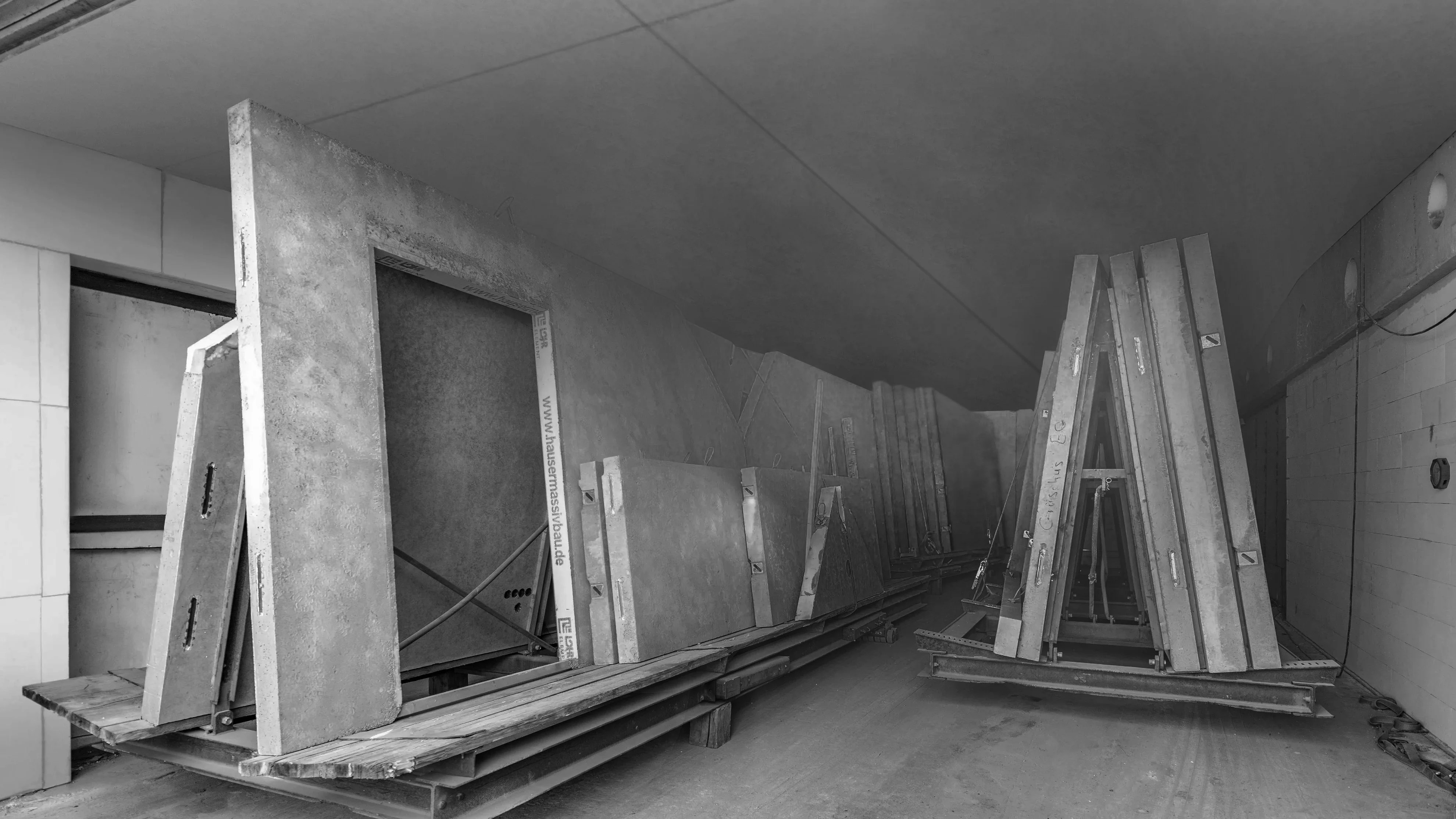 Schwarz-Weiß-Ansicht in eine Trockenkammer von HAUSER.