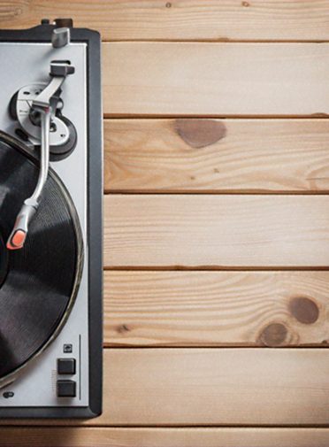 Schallplattenspieler auf Holzboden.