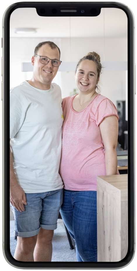 Mann und Frau, angezeigt in einem iPhone Bildschirm.