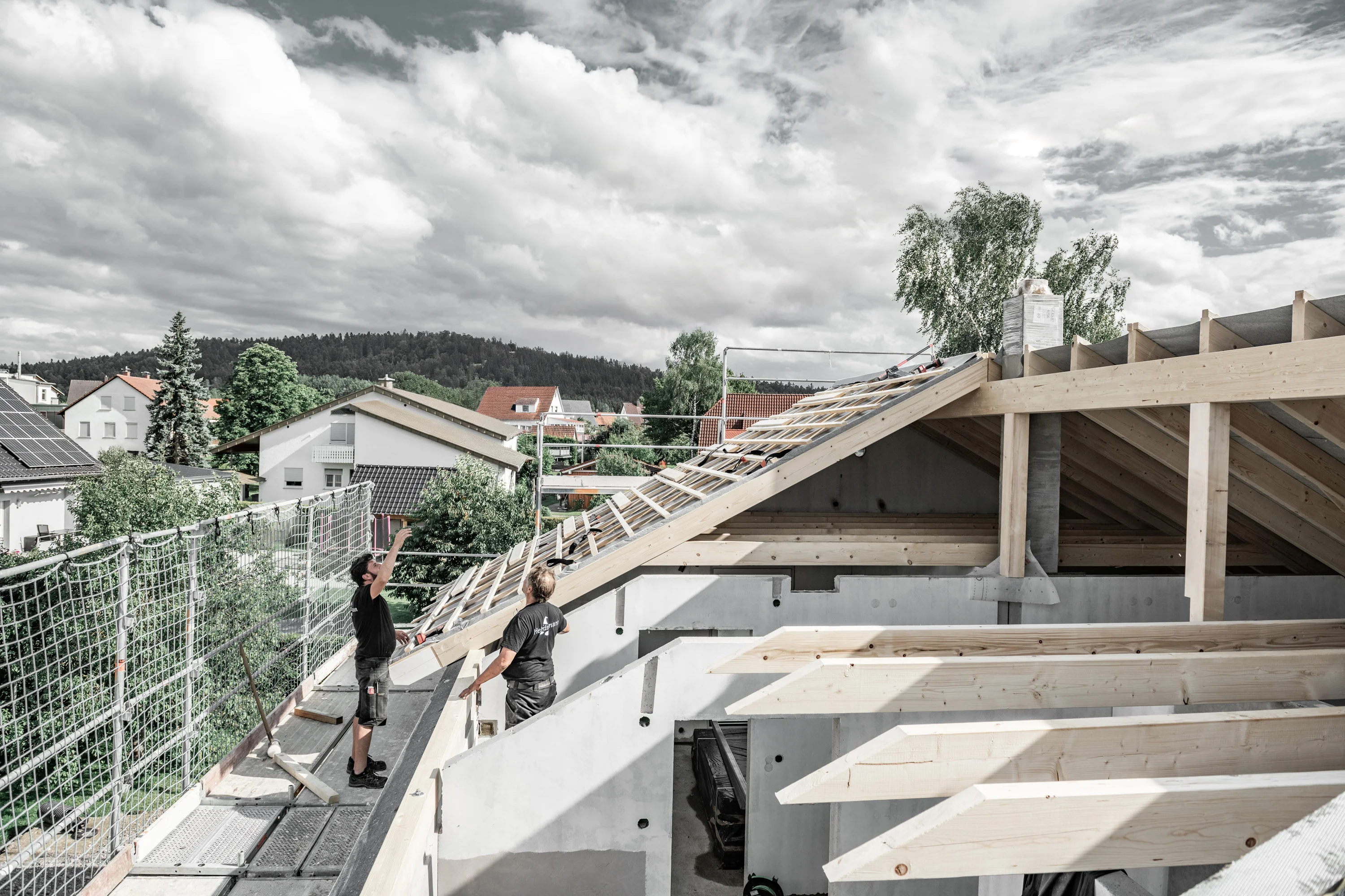 Bauarbeiter auf dem Dach.