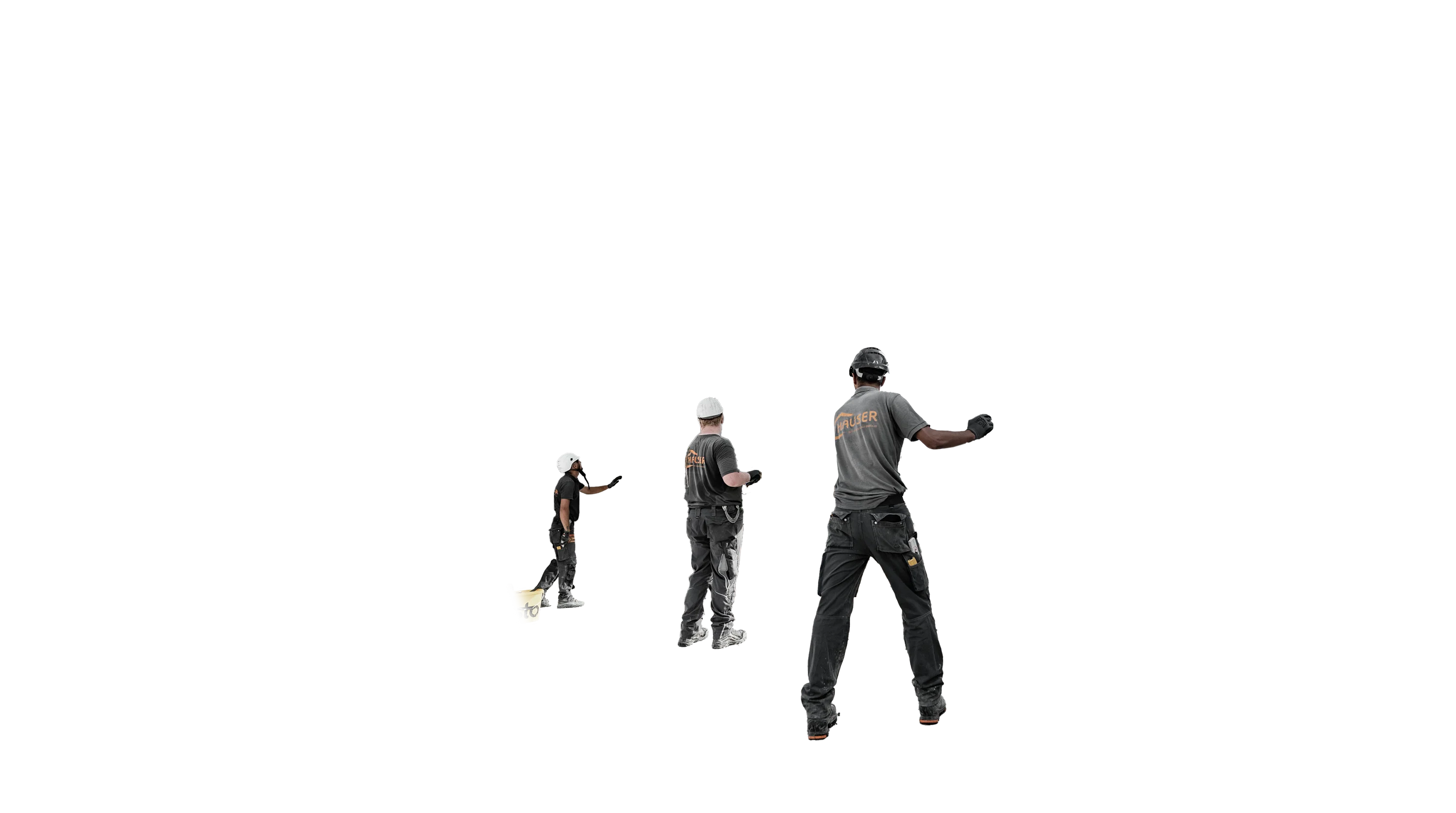 Bauarbeiter, die eine am Kran hängende, Hauswand platzieren.