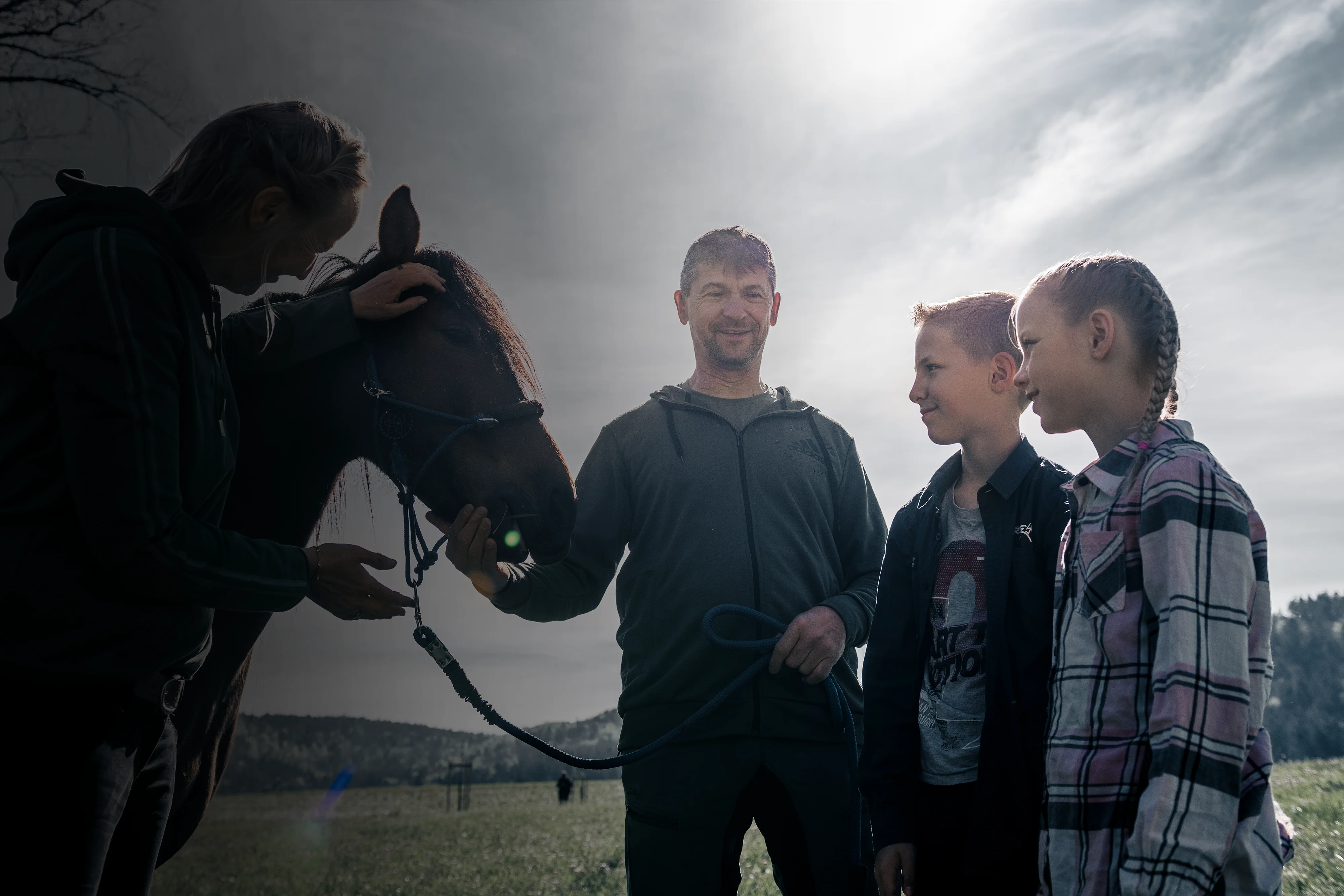 Rainer Banholzer mit Kindern und einem Pferd an der Leine.