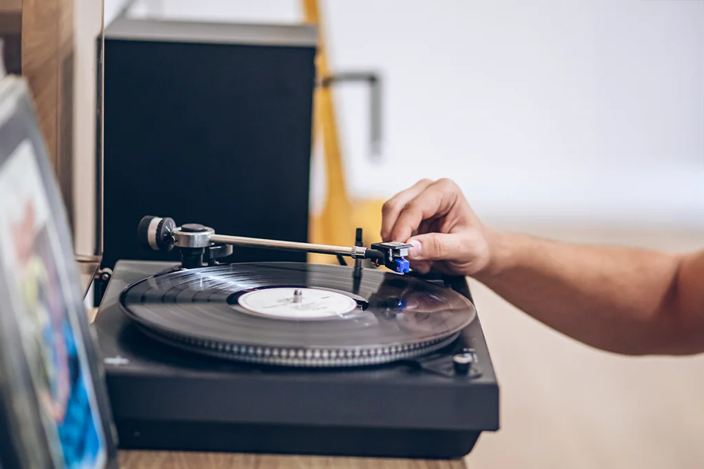 Nahaufnahme Schallplattenspieler im Regal im eigenen Zuhause.