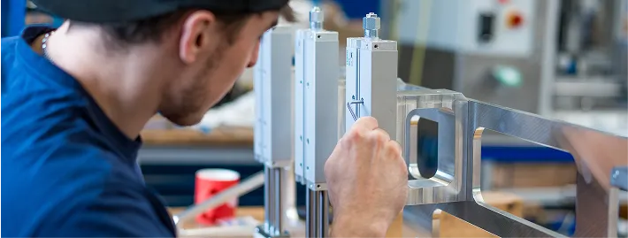 Mann an arbeitet an Frästeil