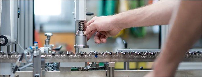 CNC-Fräser arbeitet an Maschine