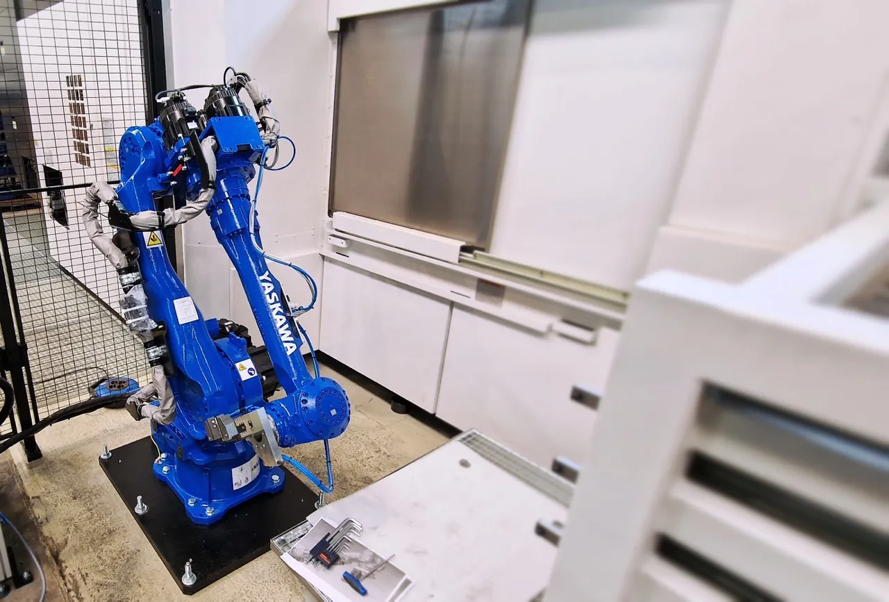 blauer roboter