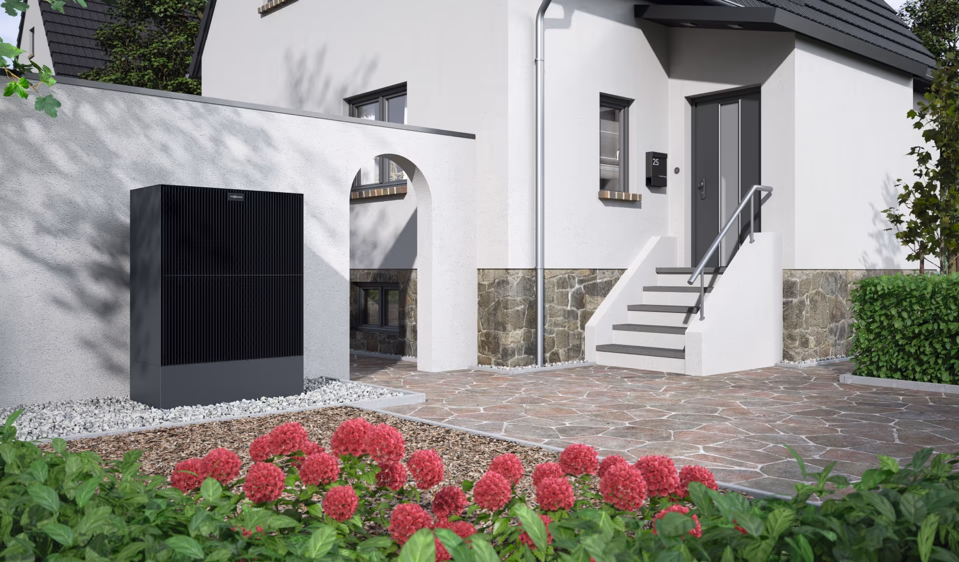 Viessmann Vitocal Wärmepumpe vor modernisiertem Altbau Haus