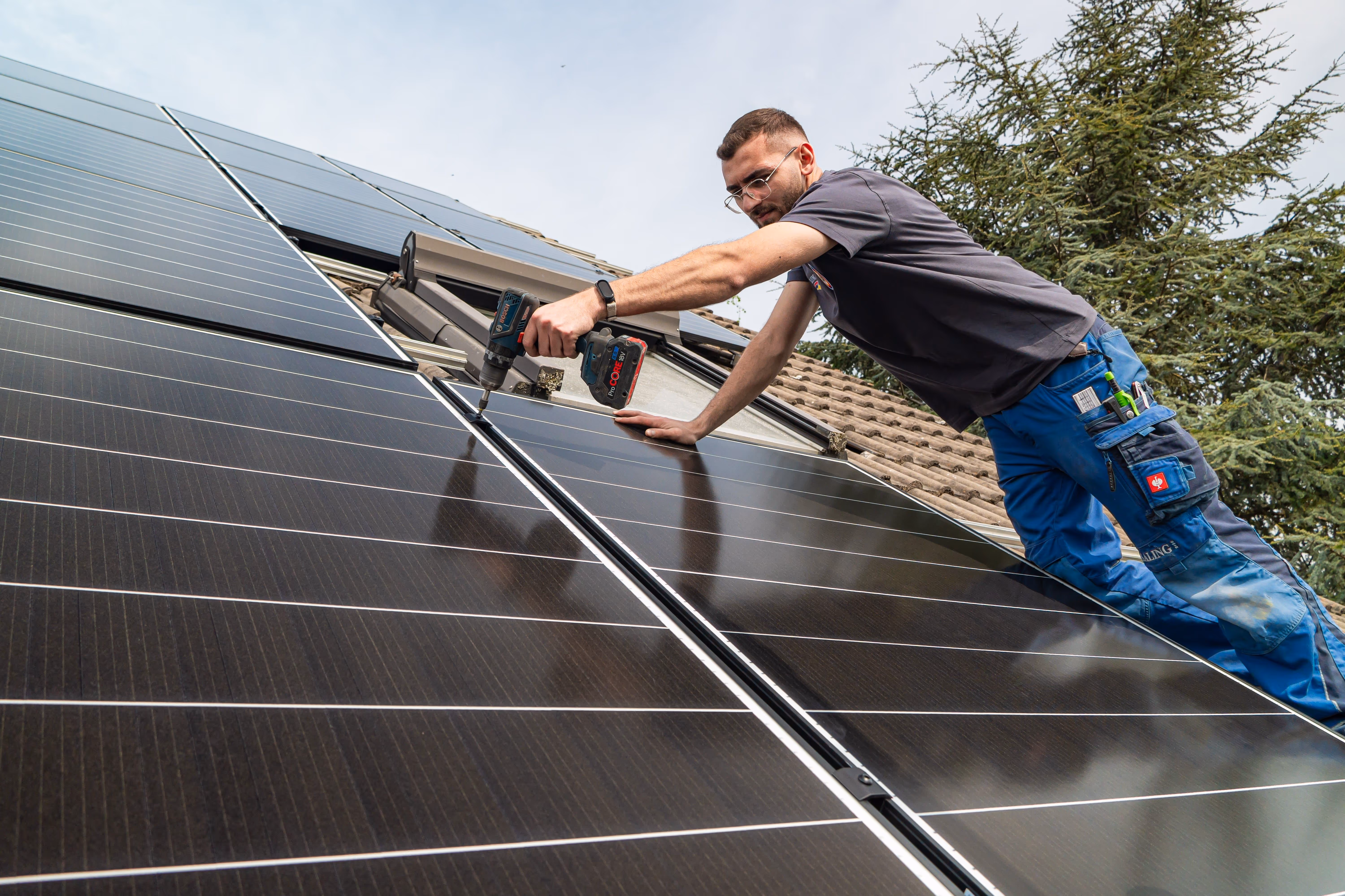 Saling Mitarbeiter installiert PV-Anlage
