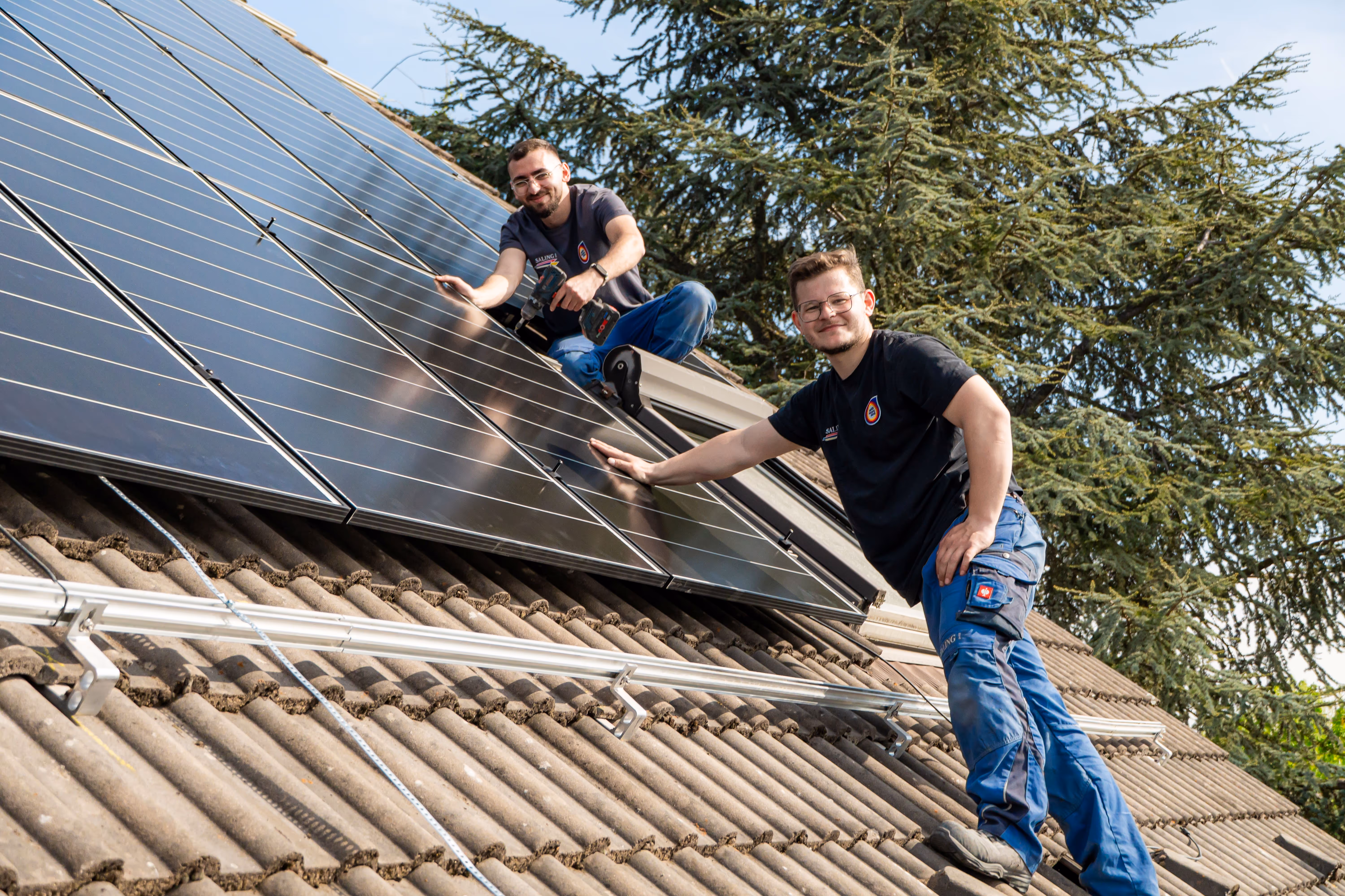 Saling-Team auf dem Dach montieren PV-Anlagen 