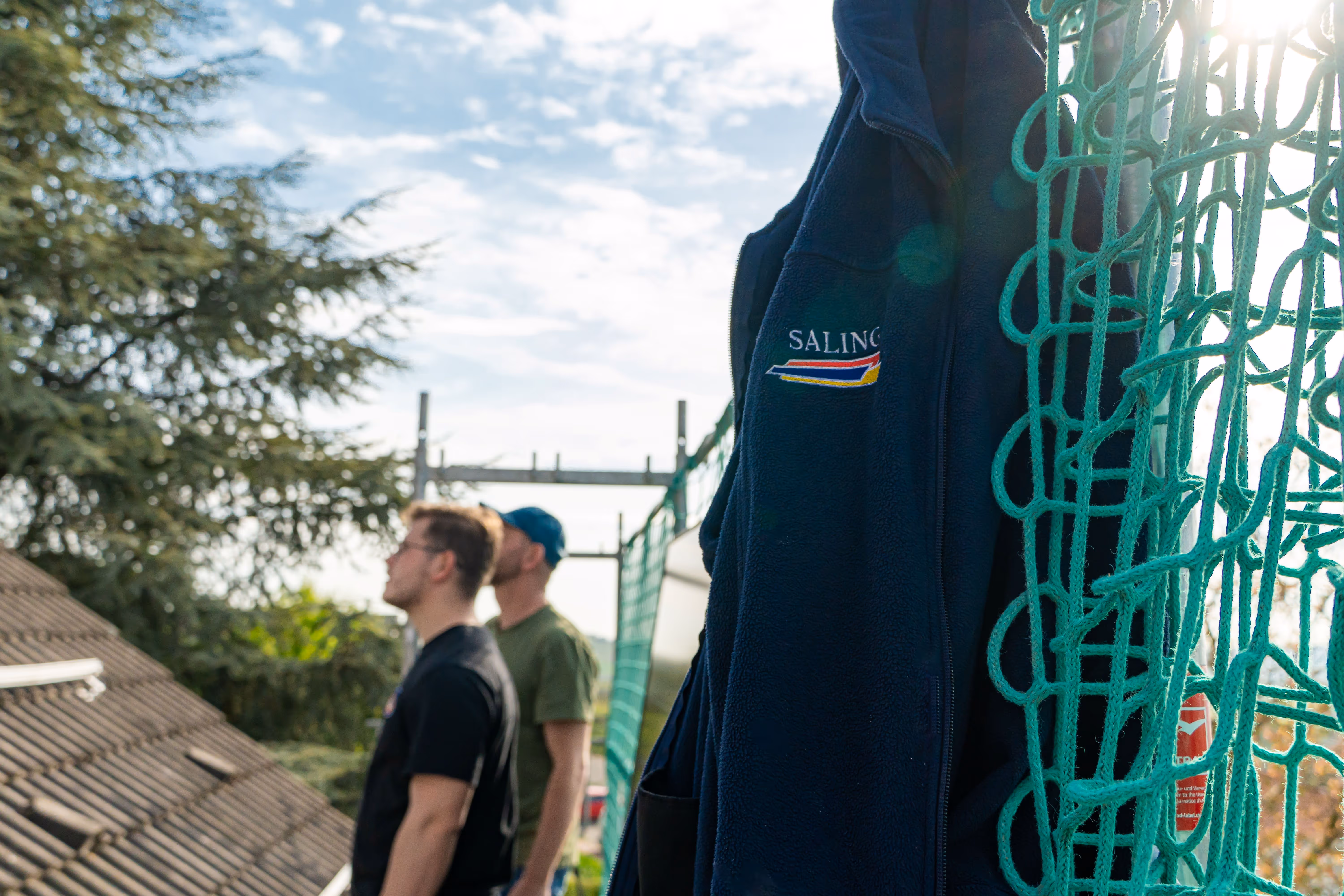 Saling-Team auf dem Dach montieren PV-Anlagen