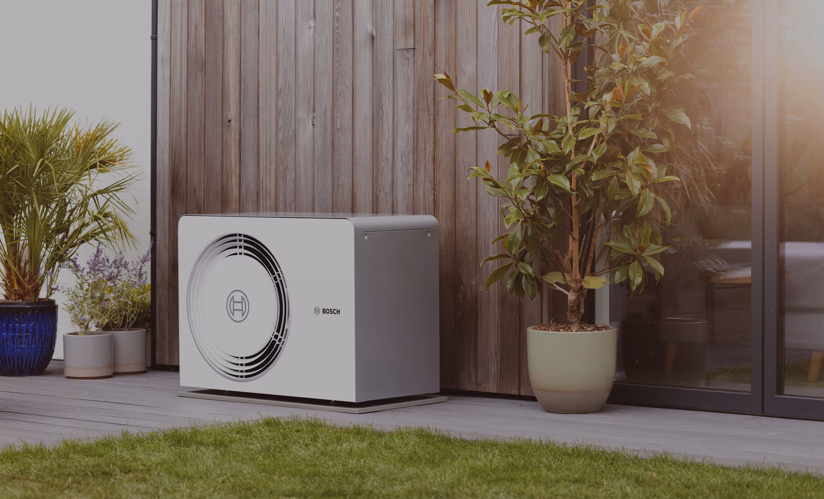 Bosch Wärmepumpe vor modernem Haus