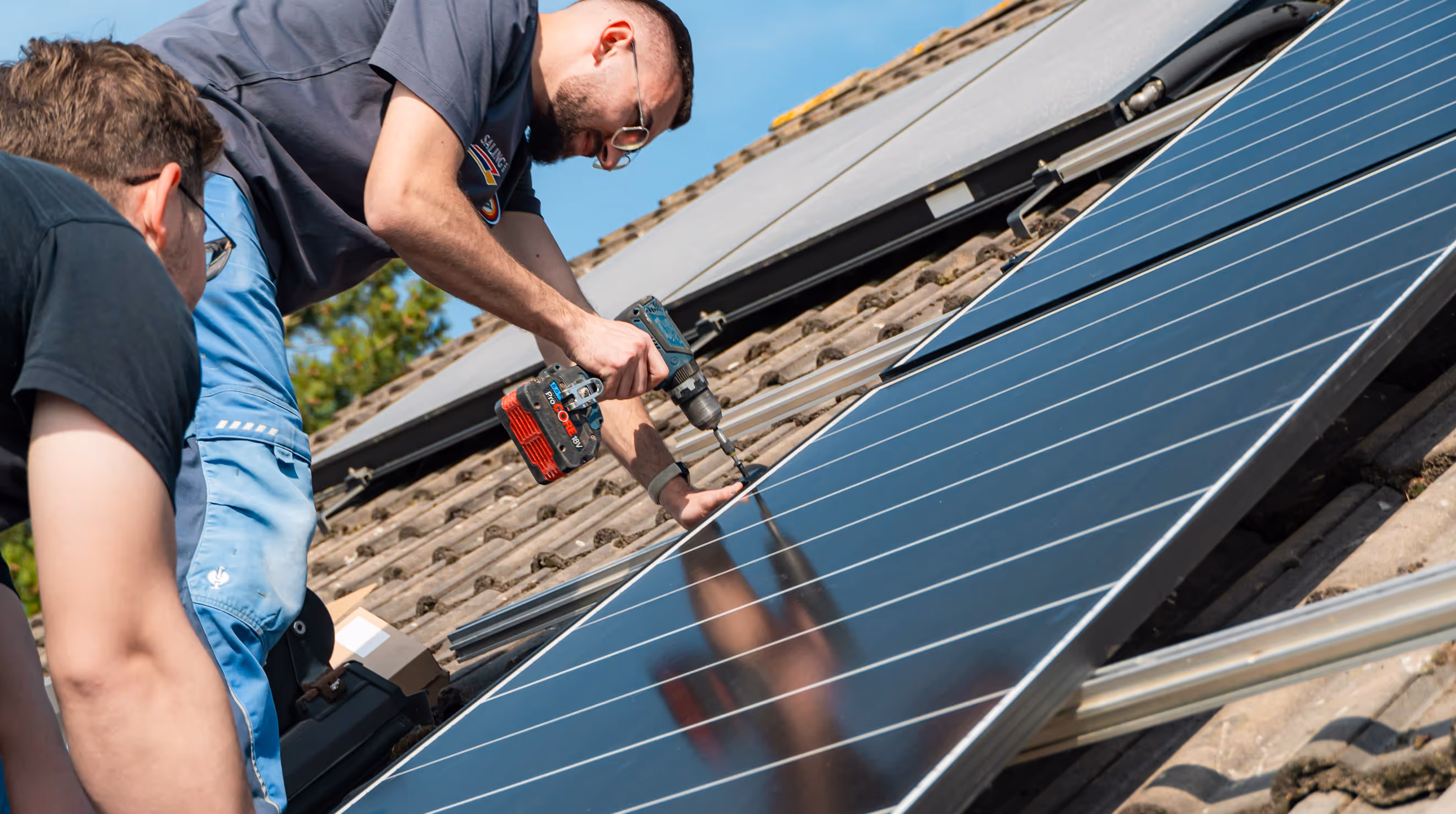 Saling Mitarbeiter montiert ein PV-Modul auf dem Dach