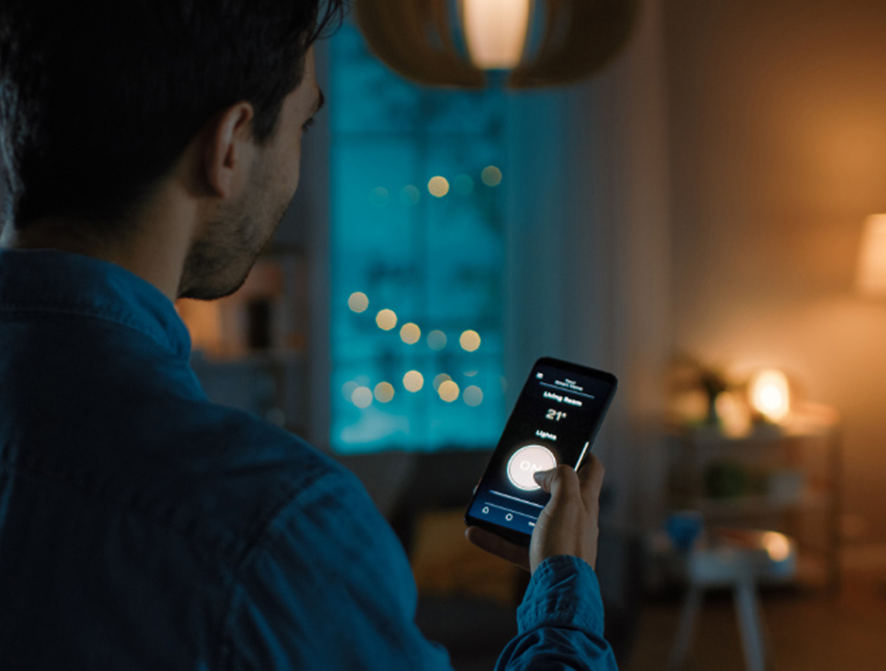 Mann schaut auf sein Handy mit geöffneter Energiemanagement-App