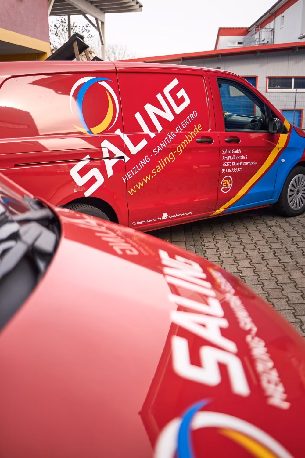 Nahaufnahme zwei Firmenfahrzeuge von Saling