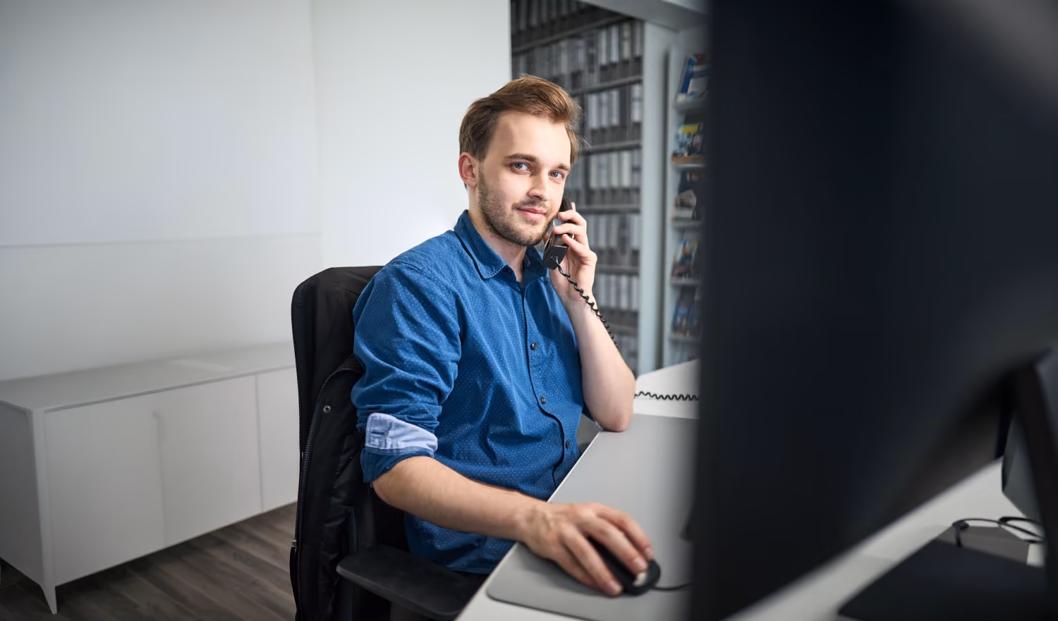 Saling Büro Mitarbeiter am Telefon