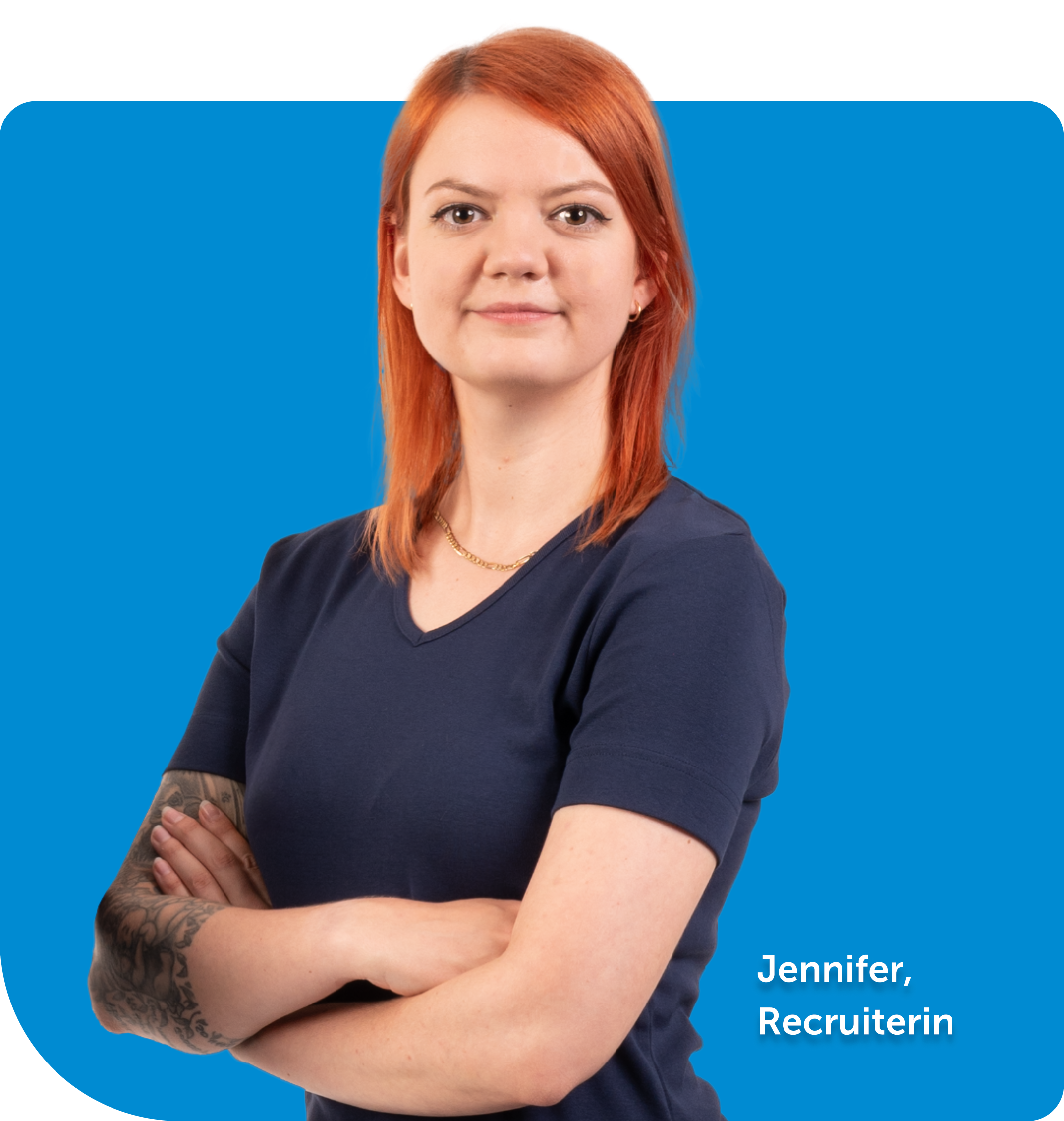 Porträt von Jennifer, Recruiterin, mit verschränkten Armen vor blauem Hintergrund