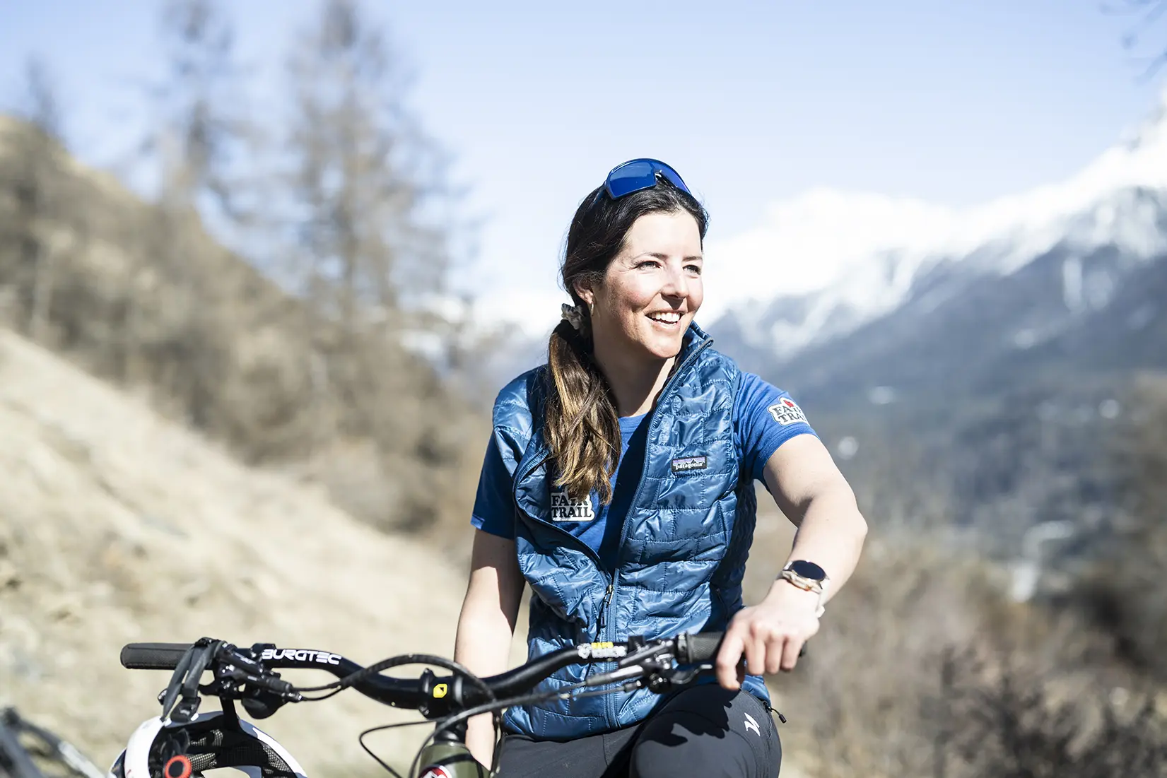 Nicole Tschenett sitzend auf ihrem Mountainbike in den Bergen. 