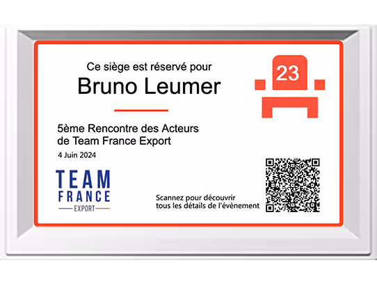 AmfiTag 5.8'' est un badge ePaper à encre numérique qui peut s'intégrer à un siège pour en individualiser l'usage. Fini les chevalets de papier à usage unique : AmfiTag vous permet de positionner vos invités et de leur fournir du contenu spécifique accessible via QR code ou NFC.