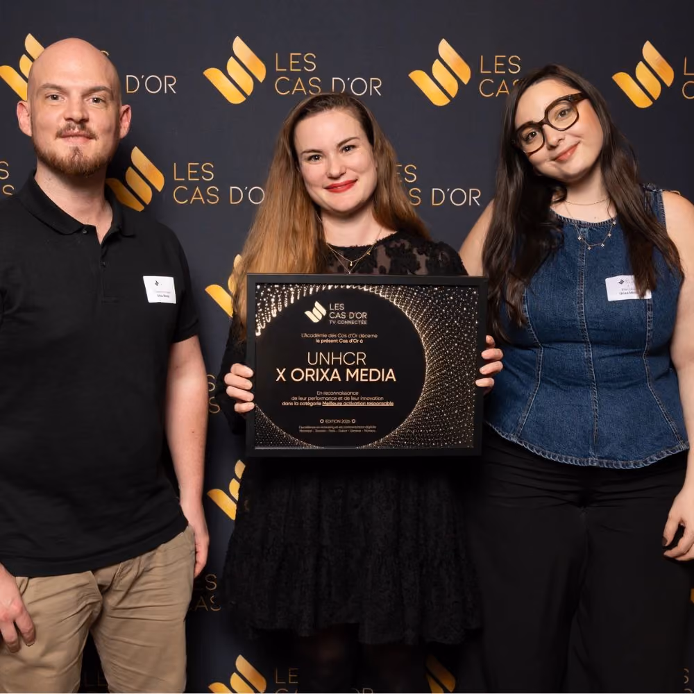 Trois personnes souriantes qui tiennent un prix Les Cas d'Or 2026