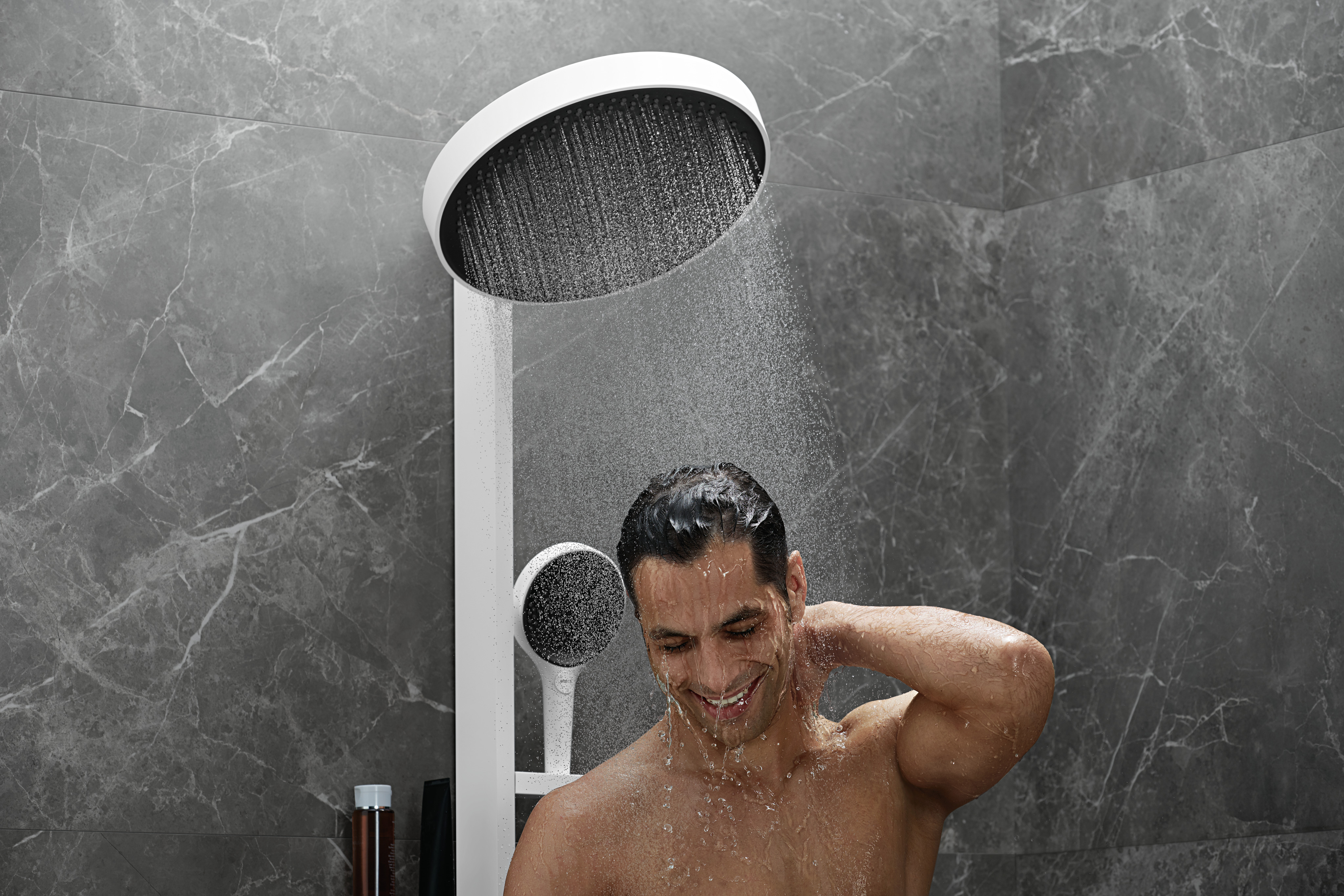 Homme dans une douche à l'italienne