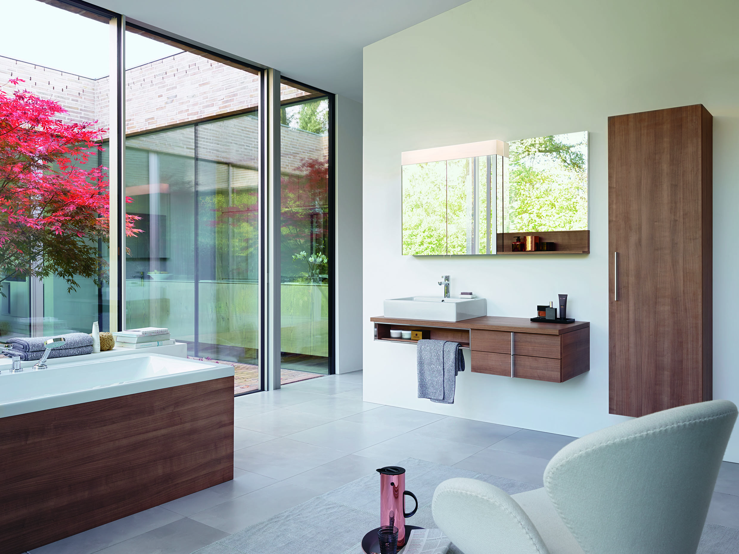 Salle de bains avec vu sur l'extérieur