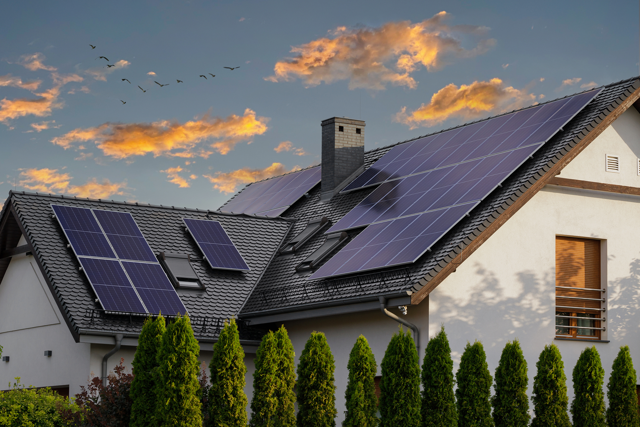 Maison avec des panneaux solaires