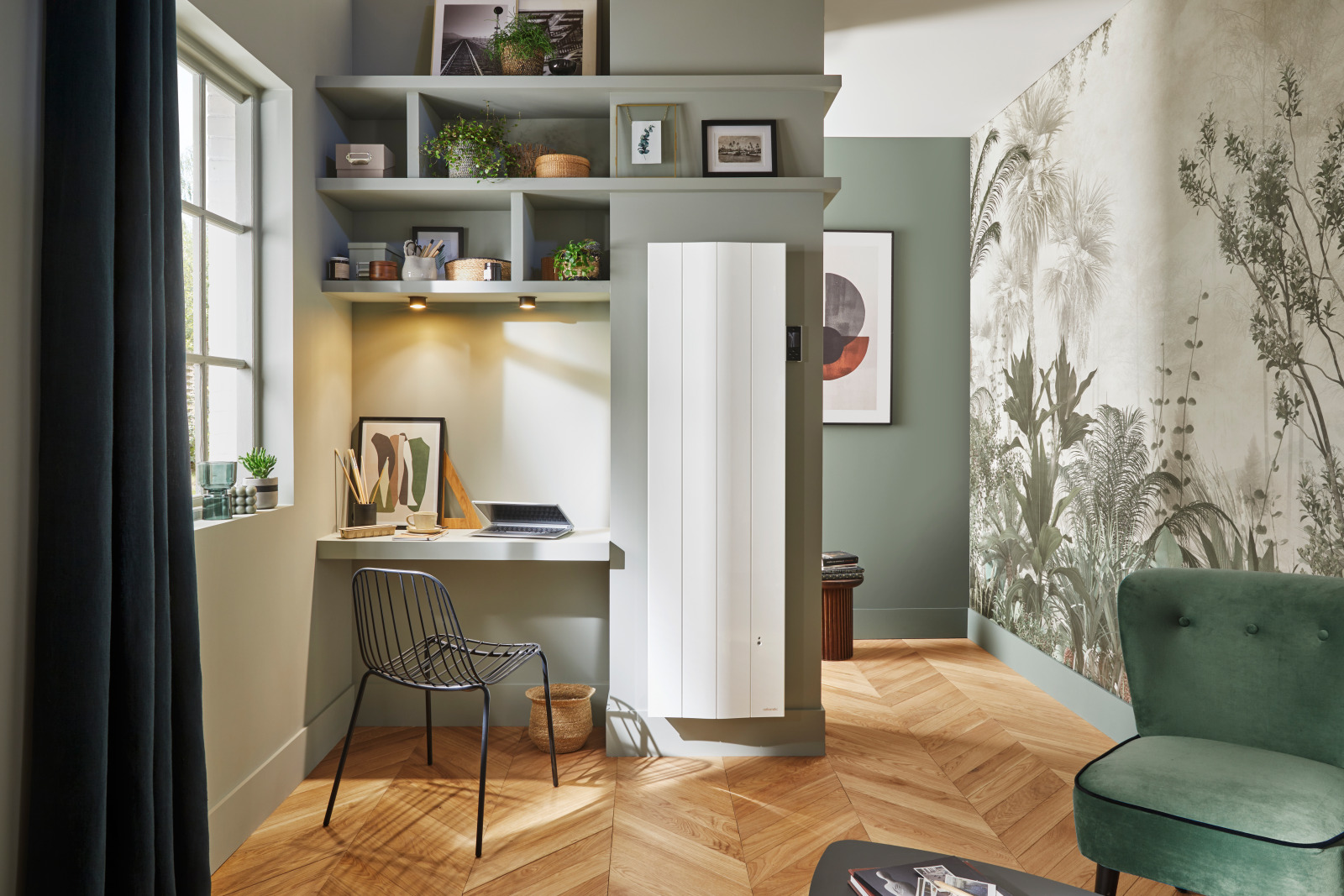 Long radiateur vertical dans une chambre