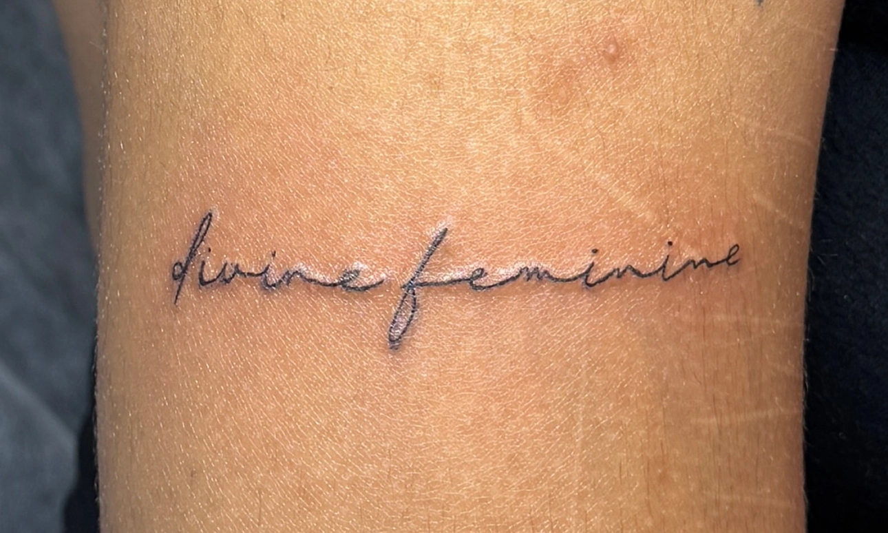 Fineline Tattoo, "Divine Feminine" auf einem Arm