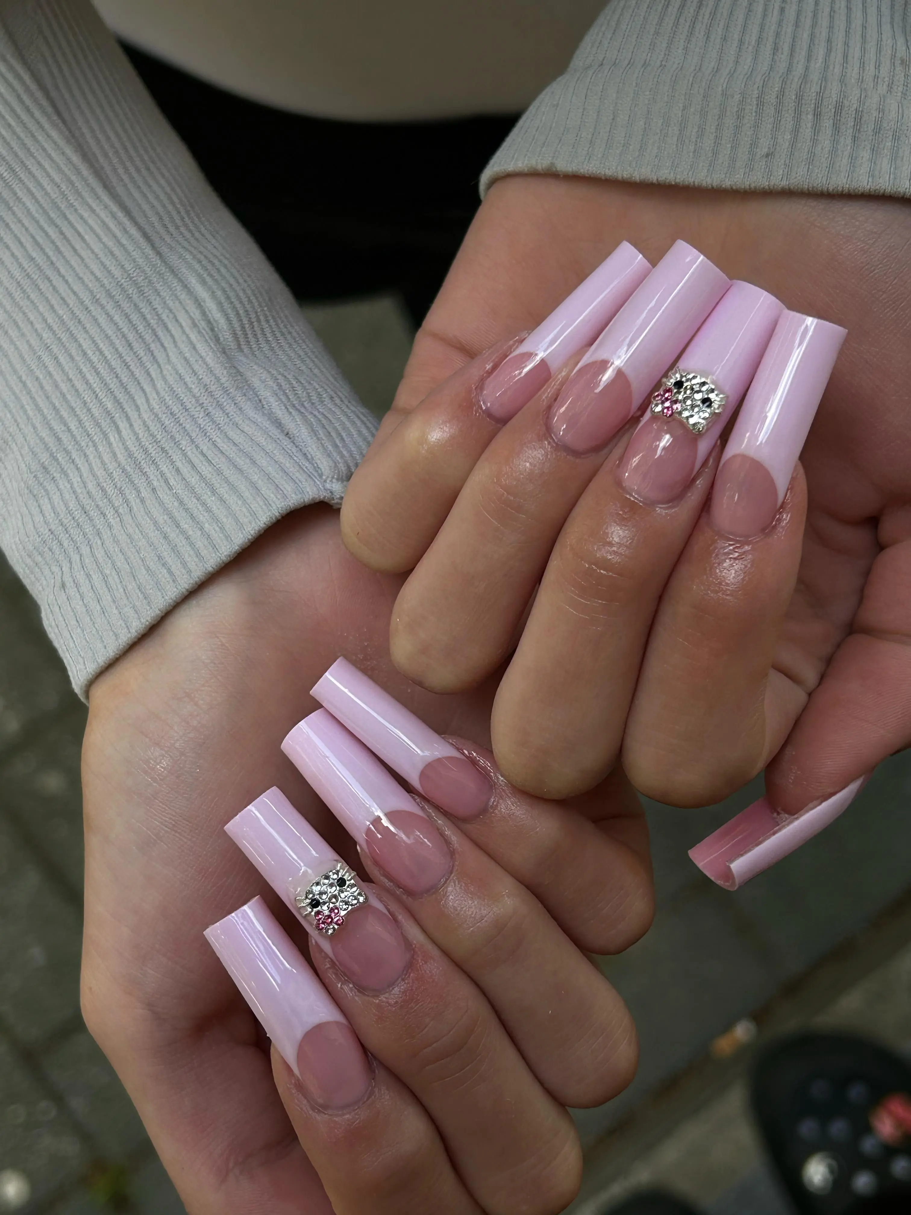 Nahaufnahme von Handnägel mit Hello Kitty Nailart