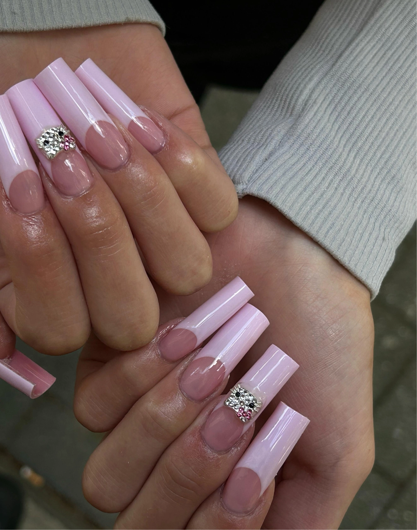 Nahaufnahme von Hanndnägel mit Hello Kitty Nailart