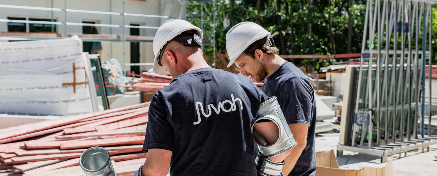twee werkmannen die ventilatie installeren