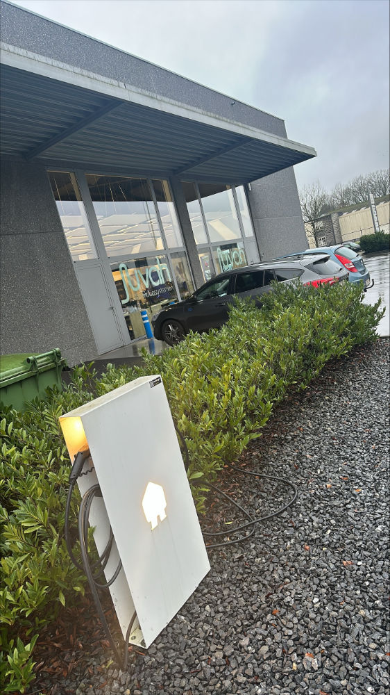 Laadpaal aan de ingang van Juvah kantoor